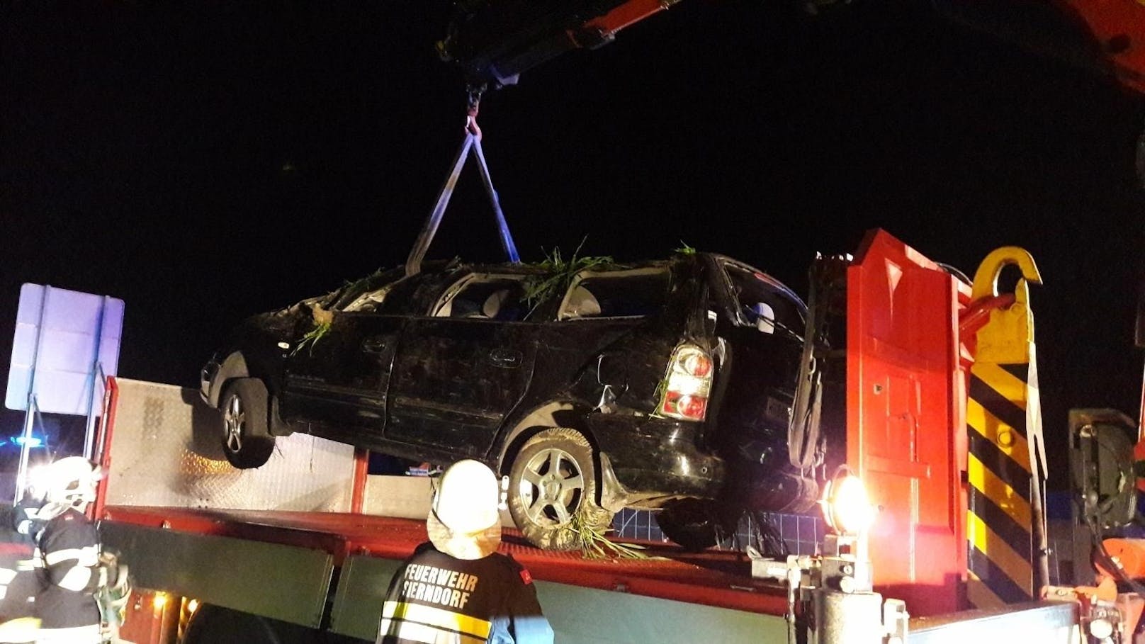 Der Verunfallte wurde vom Rettungsheli geholt, sein Auto von der Feuerwehr.