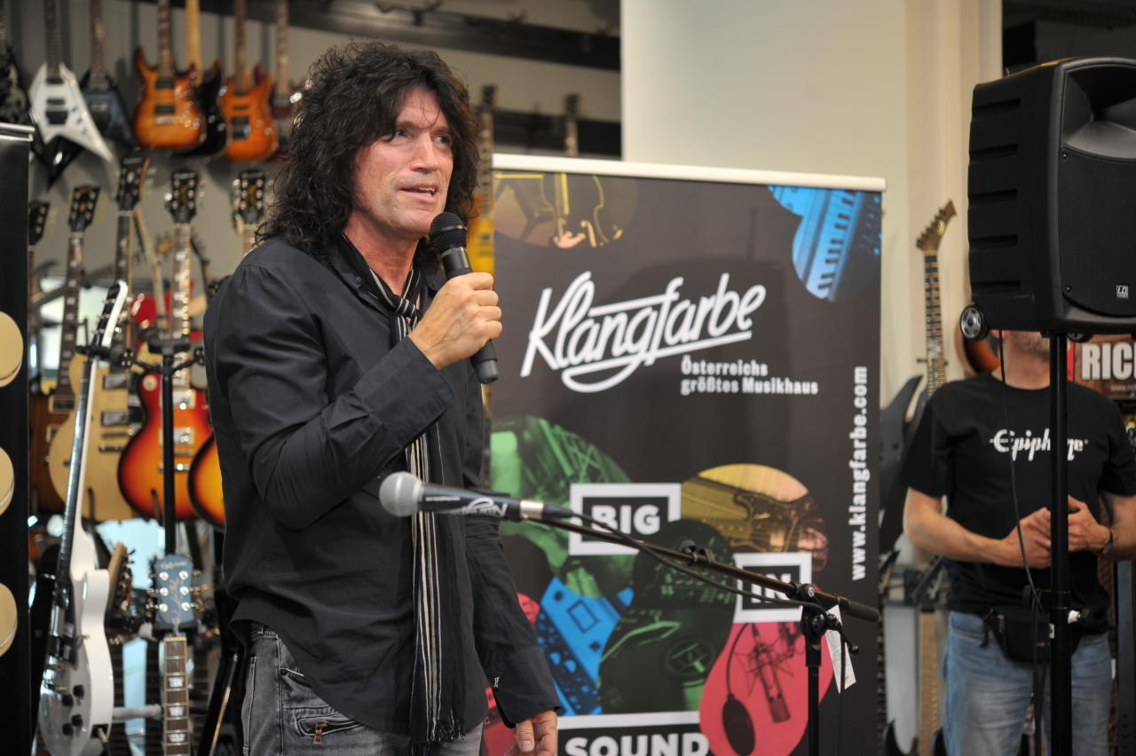 Ex-Kiss-Gitarrist Tommy Thayer (KISS) 2021 bei einer Signierstunde in der Klangfarbe – das Kult-Musikhaus bleibt nun dank Sanierungsplan erhalten.