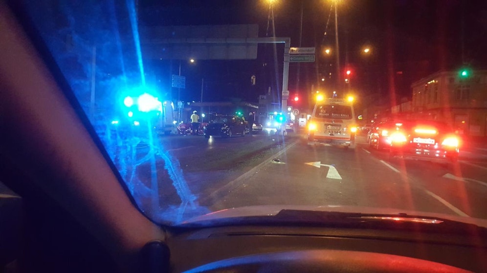 In den Herbst- und Wintermonaten werden Fußgänger häufig übersehen. Das Foto zeigt einen Unfall in Wien, bei dem ein Fußgänger angefahren wurde.