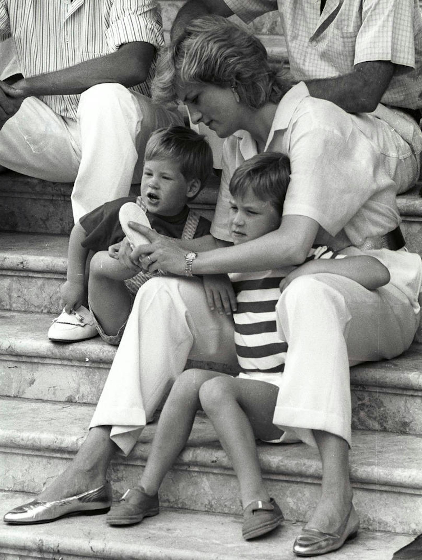 Prinzessin Diana bei einem intimen Moment mit ihren Söhnen Prinz William und Harry.