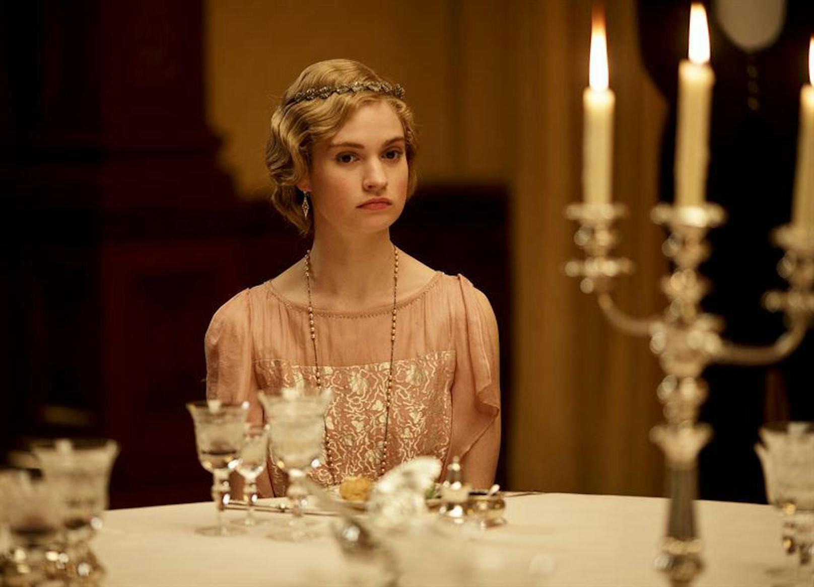 Lily James in "Downton Abbey" (Bild: Carnival Film & Television)
