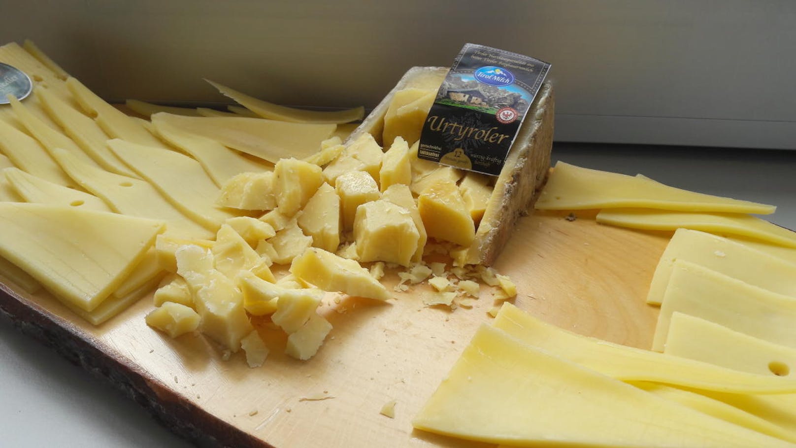 Nach der Reifung kommt der Käse in die Supermarktregale, auch in Oberösterreich.