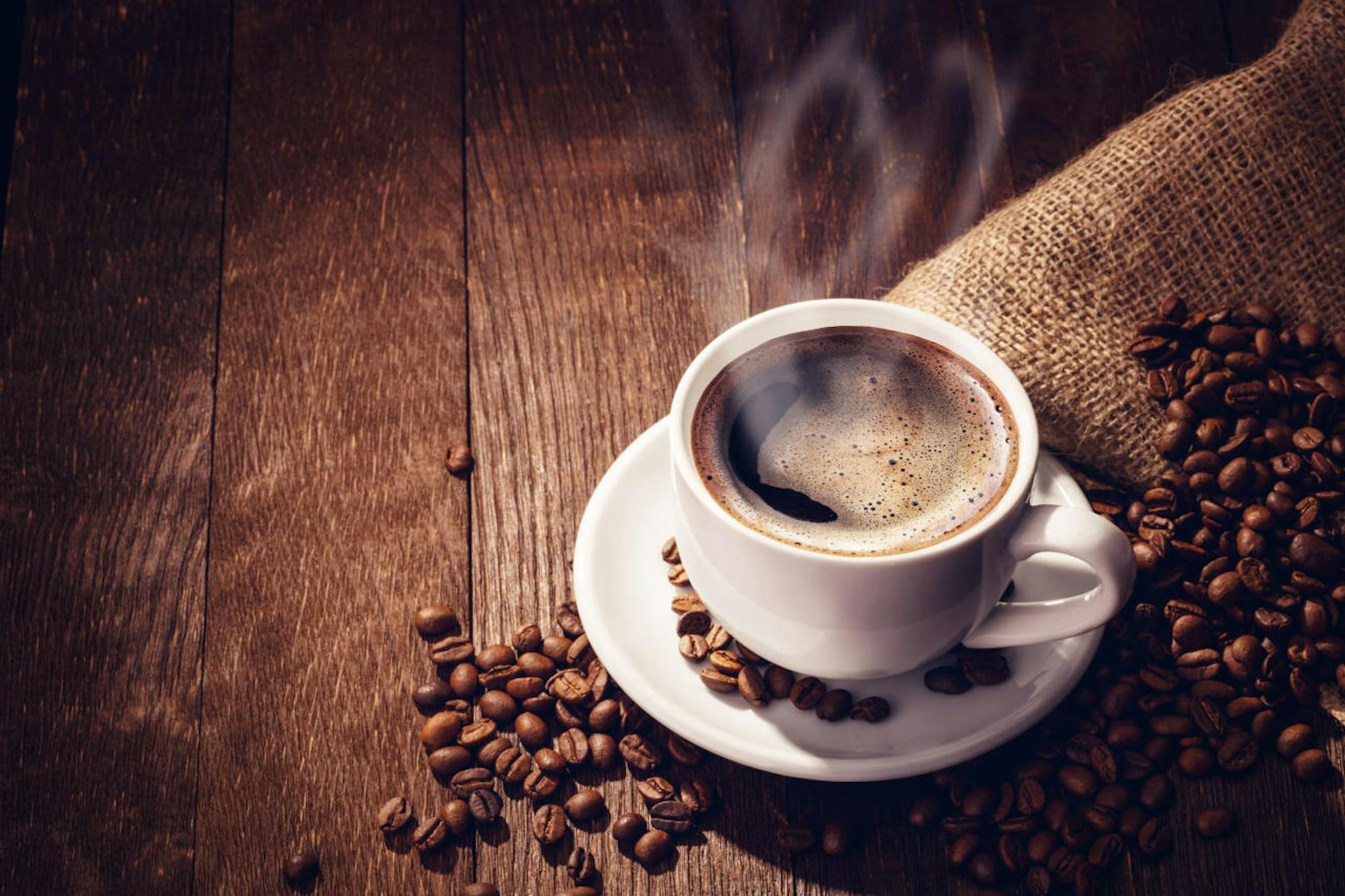 Koffein erhöht die Insulinausschüttung, begünstigt Entzündungsprozesse in der Haut und lässt sie damit schneller altern.