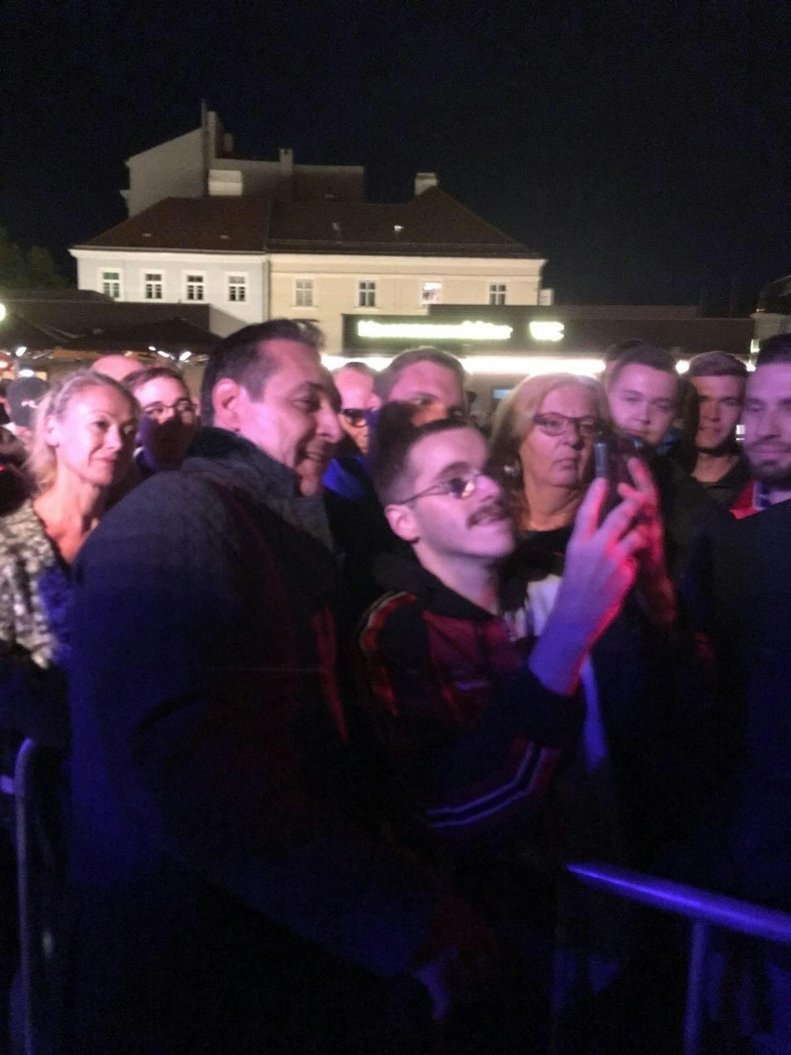 Selfies mit seinen Anhängern: Rund 1.000 Menschen kamen auf den Hauptplatz nach Wiener Neustadt.