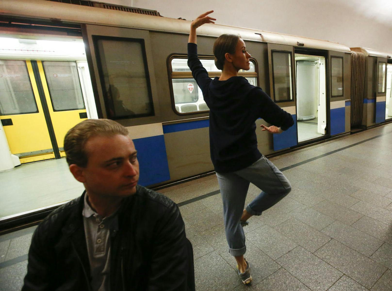 Beim Aufwärmen: Kreml-Ballett tanzt Nacht in U-Bahn-Station Novoslobodskaya in Moskau durch
Fotocredit: Reuters/Sergei Karpukhin
