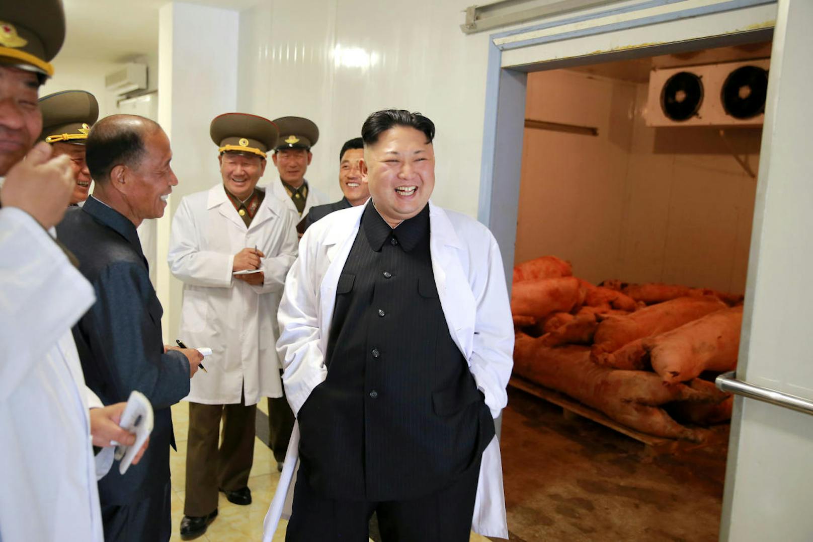 Dem Drohbericht in der Zeitung war eine ausführliche Reportage über Kims Besuch in einer Schweinefarm der Luftwaffe vorausgegangen.