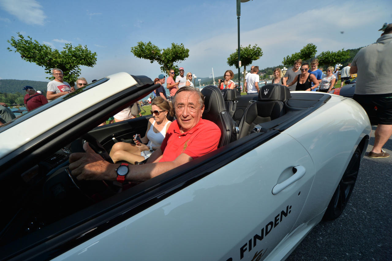 Richard Lugner und Freundin Andrea sind nach dem kleinen Crash unverletzt. (Foto aus 2017)