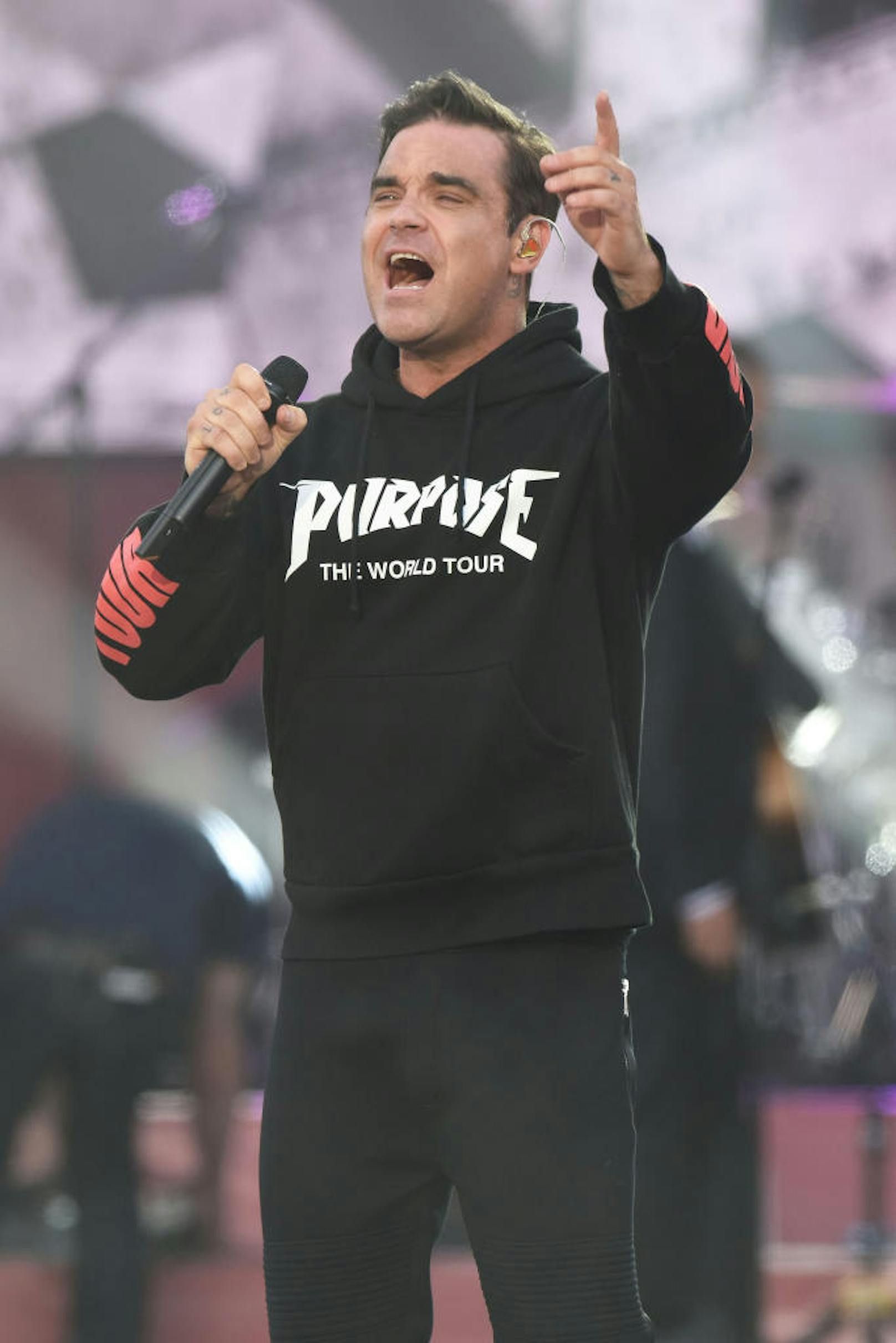 Robbie Williams performt beim One Love Manchester Benefizkonzert