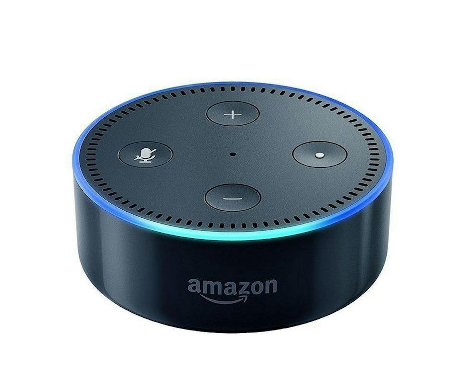Und dieses Gerät hier ist der Amazon Echo. Alexa, die Stimme hinter dem Gerät, ist eine Art Siri für Ihr Haus: Sie kann googeln, beantwortet Fragen, erstellt Einkaufslisten und Ähnliches. Zusätzlich lässt sich Alexa mit vielen anderen Apps verbinden - so könnten Sie zum Beispiel Alexa sagen, sie solle den Wasserkocher einschalten. Ist der mit einer App verbunden, dann kann sie das auch.