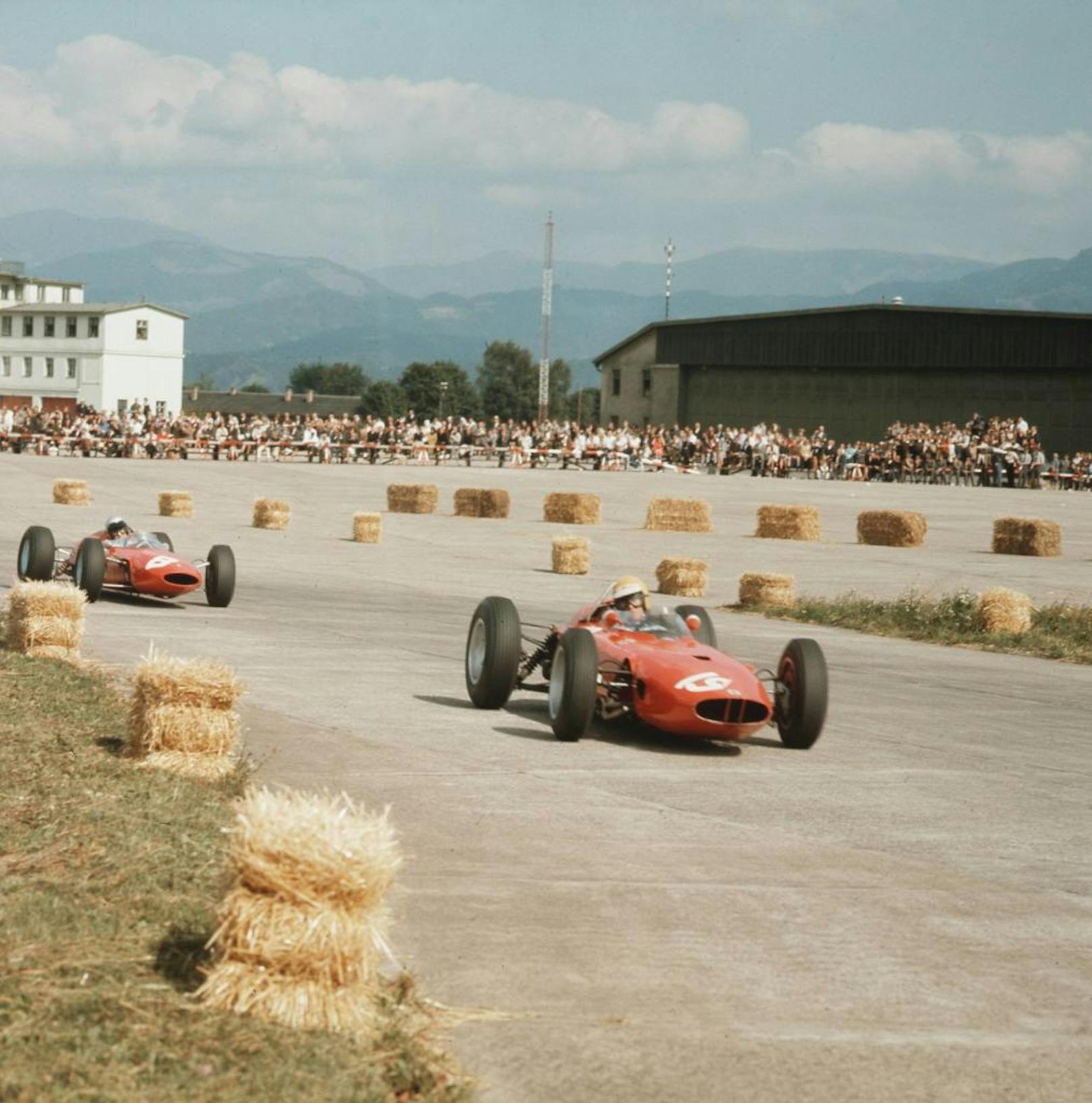 1964: Der erste Grand Prix von Österreich im Rahmen der Formel-1-Weltmeisterschaft. Lorenzo Bandini (ITA) - hier noch an zweiter Stelle - gewann die Premiere in Zeltweg. Doch bis 1970 machte die Formel 1 wieder einen Bogen um Österreich.