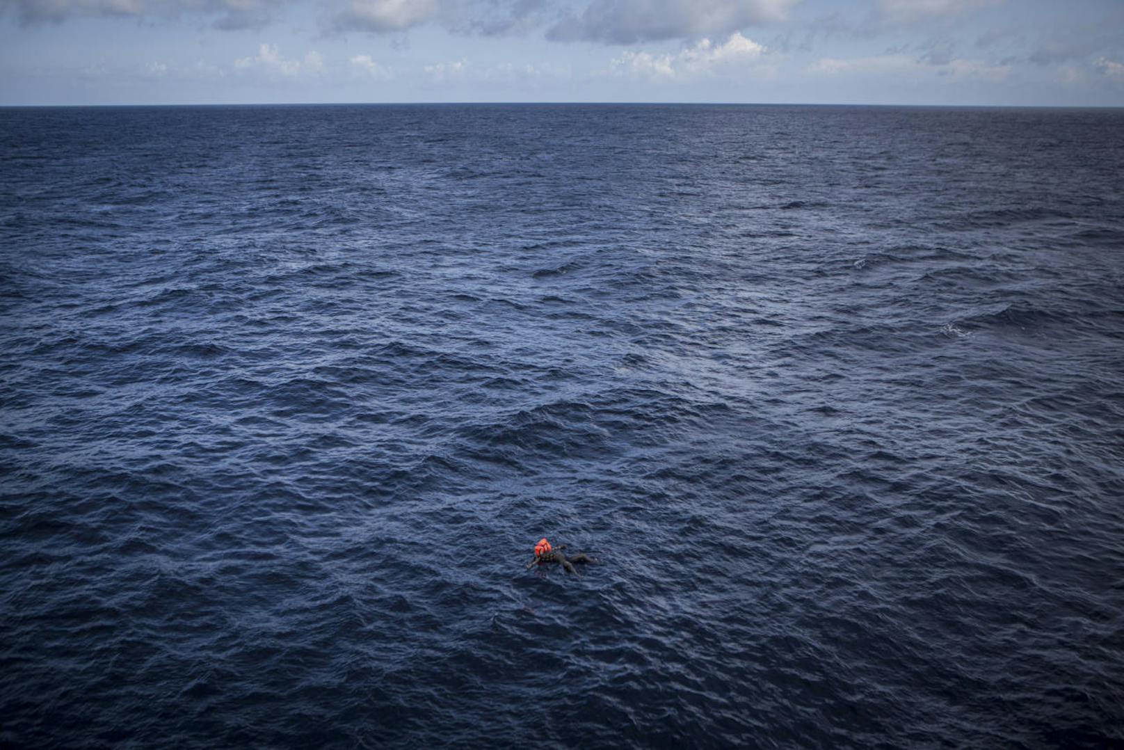 <b>Spot News ? Dritter Preis, Fotoserien</b>
Mathieu Willcocks, MOAS
Titel: Flucht über das Mittelmeer
Die Leiche eines Flüchtlings, der noch eine Rettungsweste trägt, treibt im Mittelmeer.
