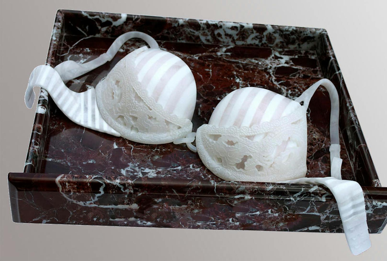 Victoria's Secret gab diesen BH in Auftrag. Er wurde von Barbara Segal aus pinkem Onyx, weißem und rotem Marmor gemacht.