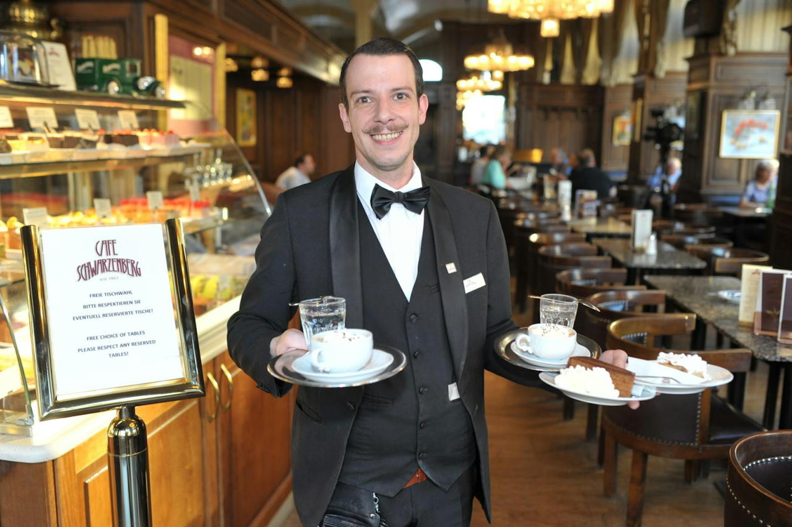 Der singende Kellner Herr Leopold serviert im Café Schwarzenberg Melange und Sachertorte.