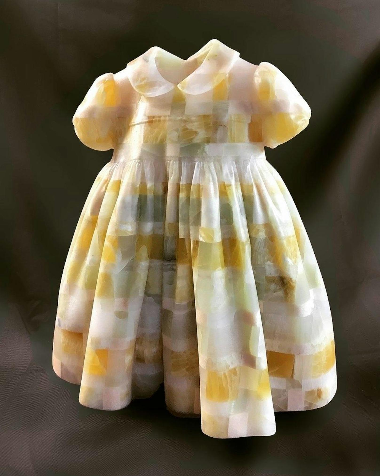 Federleicht und unschuldig sieht dieses Kleid aus: "Little Girl's Dresses" heißt eine Serie, die Barbara Segal gemacht hat. Onyx und Marmor wurden so dünn verarbeitet, dass das Licht durchschimmert und es luftig wirken lässt.