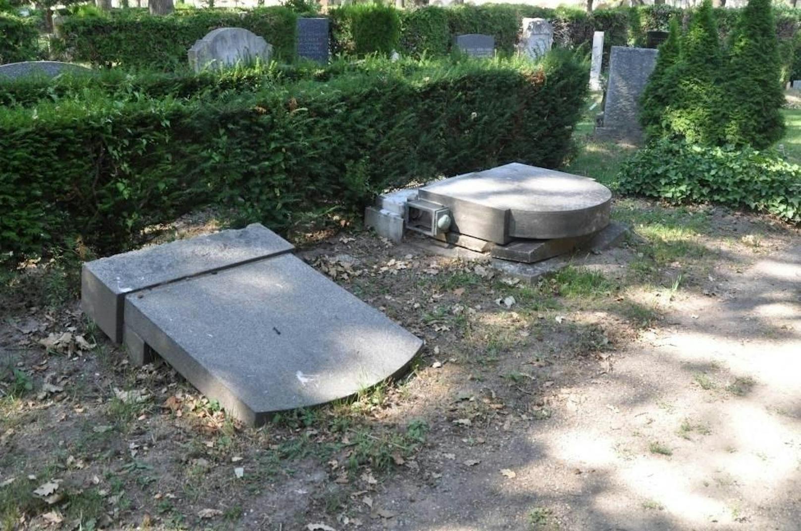 Zahlreiche Grabsteine wurde am Wiener Zentralfriedhof von Vandalen beschädigt.