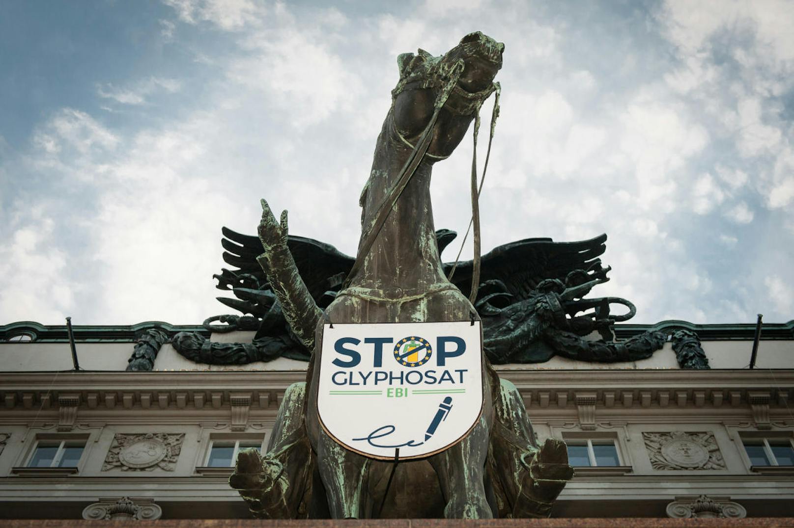 "Haben Sie's gesehen, Herr BM Rupprechter?" Der Reiter vor Ihrem Ministerium hat eine Nachricht für Sie: #StopGlyphosat!