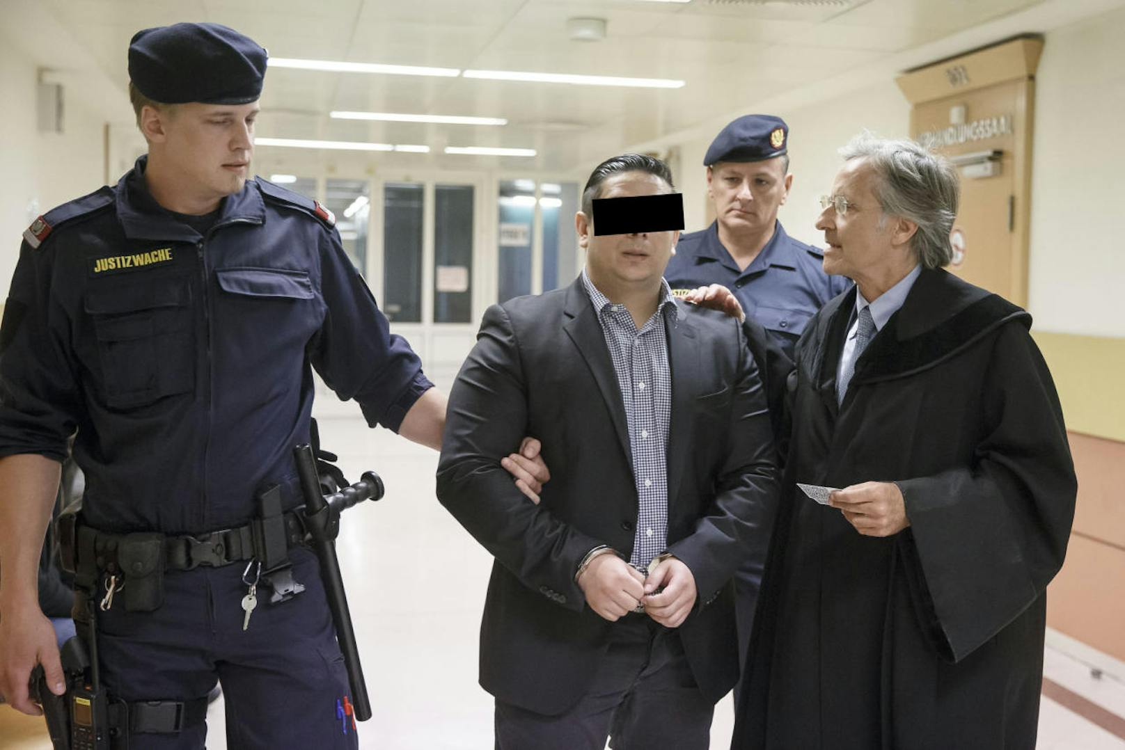 Prozess wegen Mordversuch: Nino K. mit Verteidiger Elmar Kresbach auf dem Weg zum Gerichtssaal.