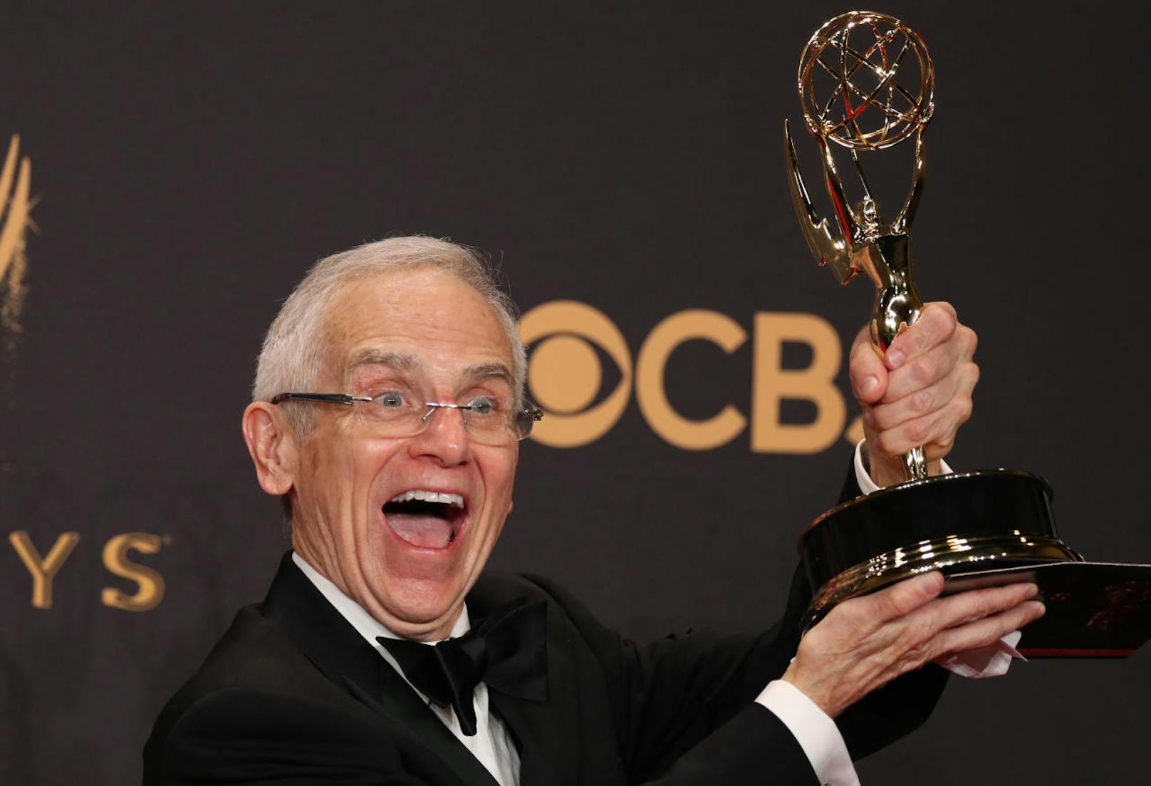 Don Roy King mit seinem Emmy für die beste Regie in einer Variety Series für "Saturday Night Live"