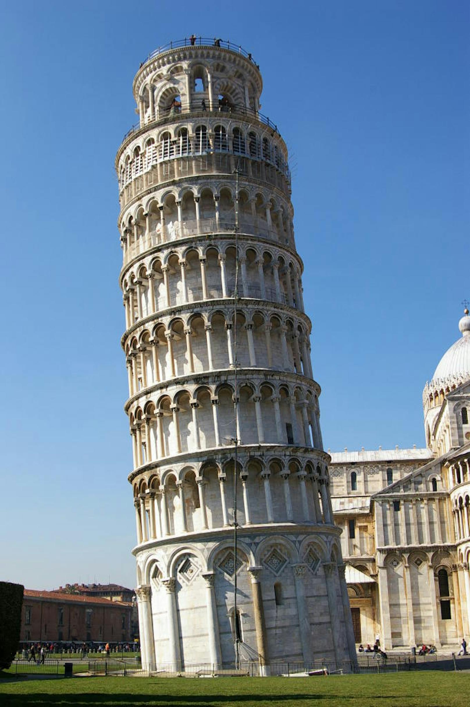 <b>Der Schiefe Turm von Pisa:</b>
Außer einer Städtepartnerschaft haben die Kleinstadt Niles im US-Bundesstaat Illinois und Pisa in der Toskana noch eines gemeinsam: einen schiefen Turm. Die italienische Ausgabe war als freistehender Glockenturm geplant. Zehn Jahre nach der Grundsteinlegung im Jahr 1173 begann der Turm sich aufgrund des lehmig-sandigen Bodens zu neigen.