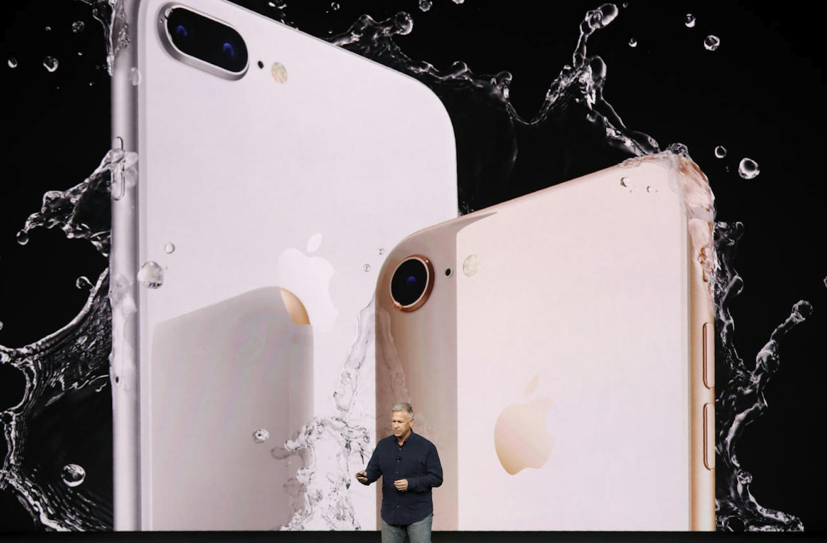 Phil Schiller stellte die neuen iPhone 8 und iPhone 8 Plus vor.