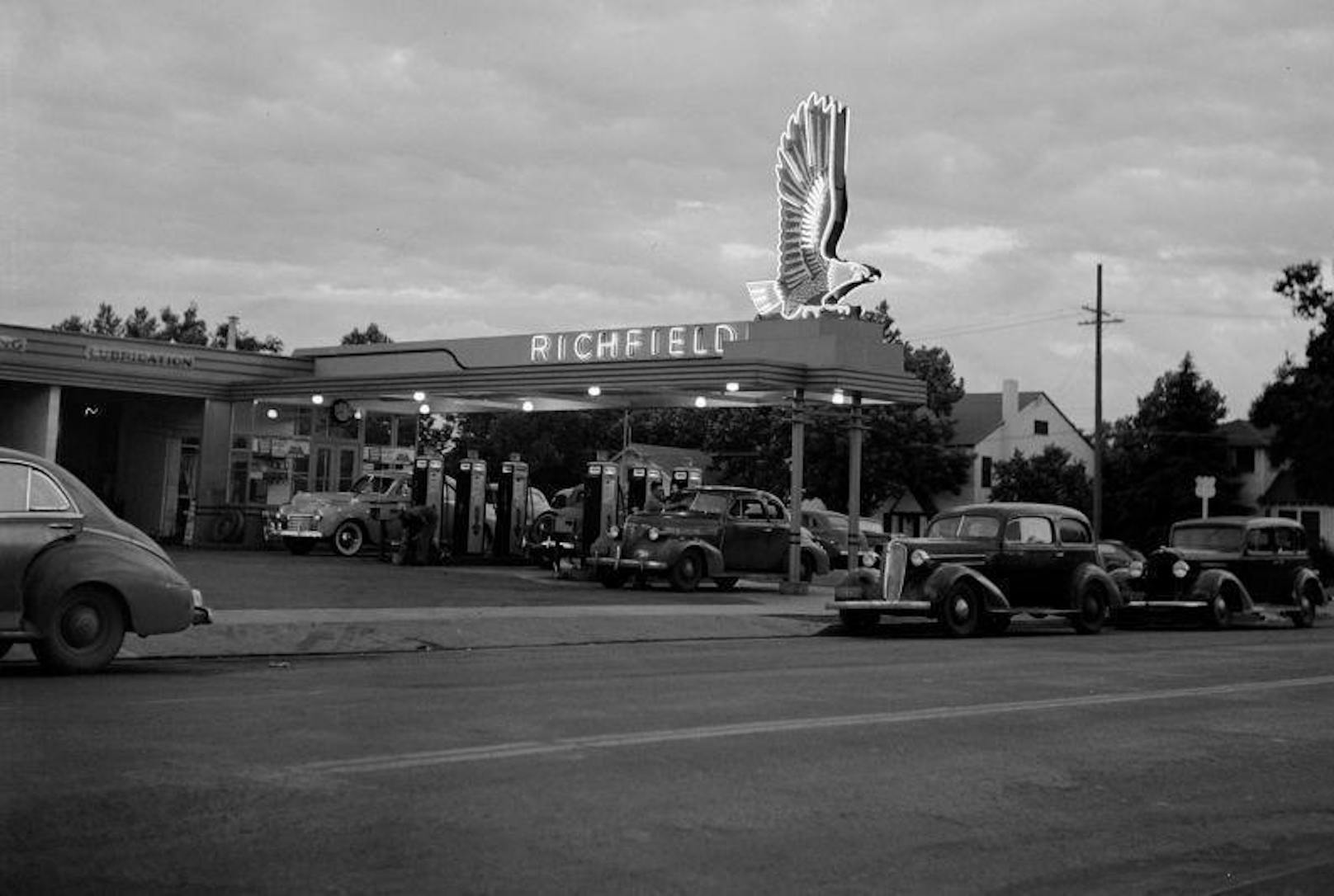 Die Richfield-Tankstelle in Redding, California, 1942.