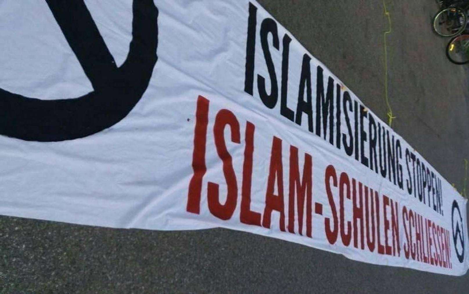 Identitäre haben an der islamischen Schule in Wien-Liesing ein rassistisches Plakat aufgehängt