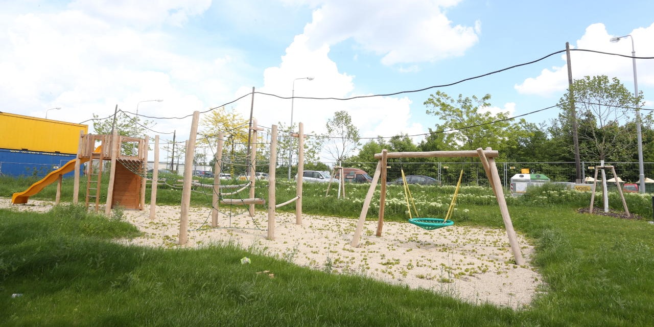 "Warum dürfen wir dort drüben nicht spielen?", fragen sich die Kinder. Auch ihre Eltern fragen sich, warum der augenscheinlich fertige Spielplatz nicht freigegeben wird - und schalteten nun das WIFF ein.