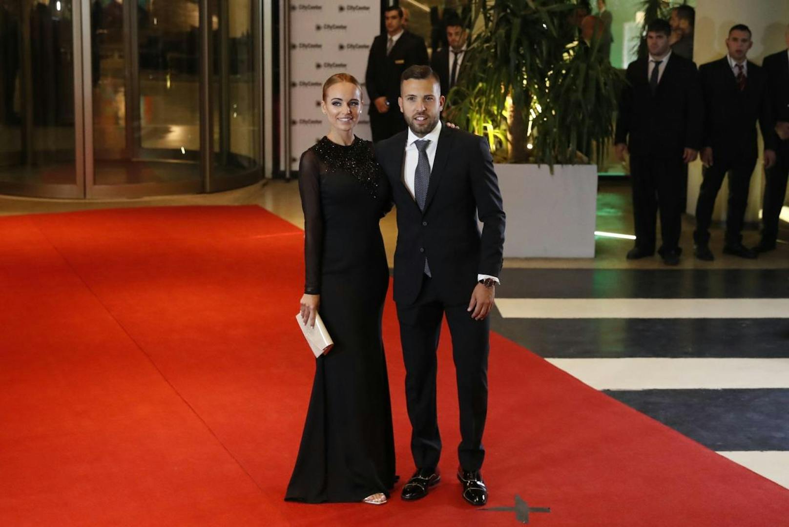 Jordi Albaund seine Freundin Romarey Ventura bei der Hochzeit von Lionel Messi