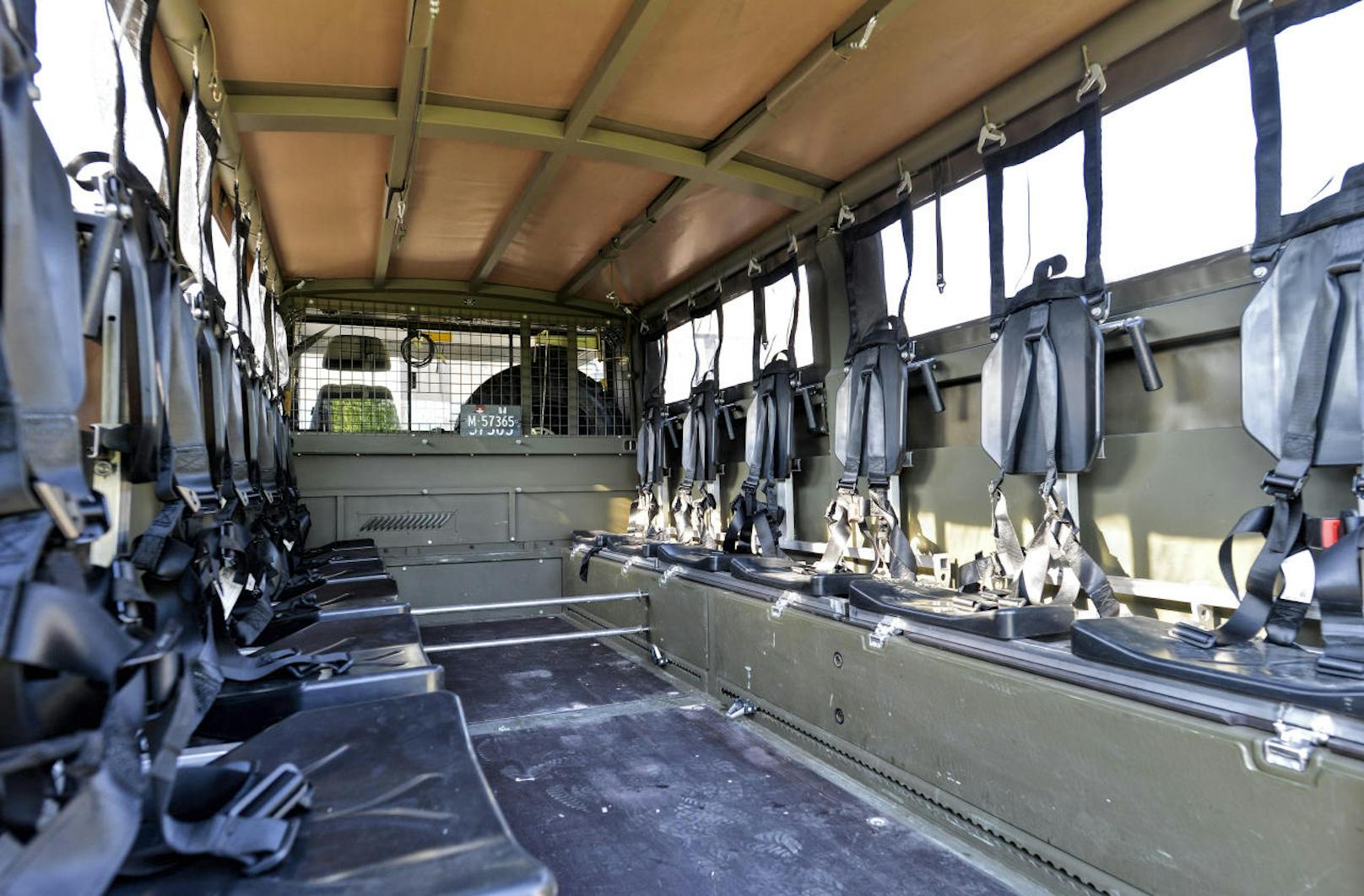 Der Innenraum eines militärischen Transportfahrzeuges am Gelände von General Dynamics European Land Systems Steyr in Wien.