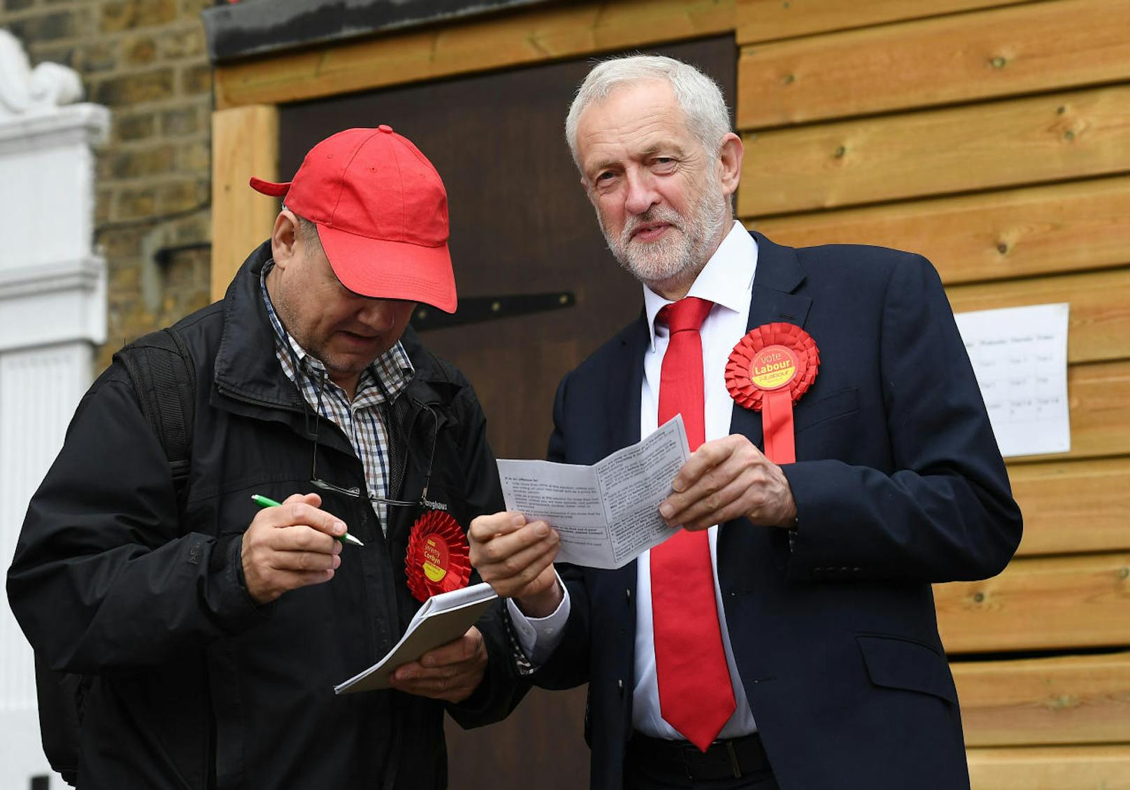 Labour-Chef Jeremy Corbyn gab in Islington, im Norden von London, seine Stimme ab.