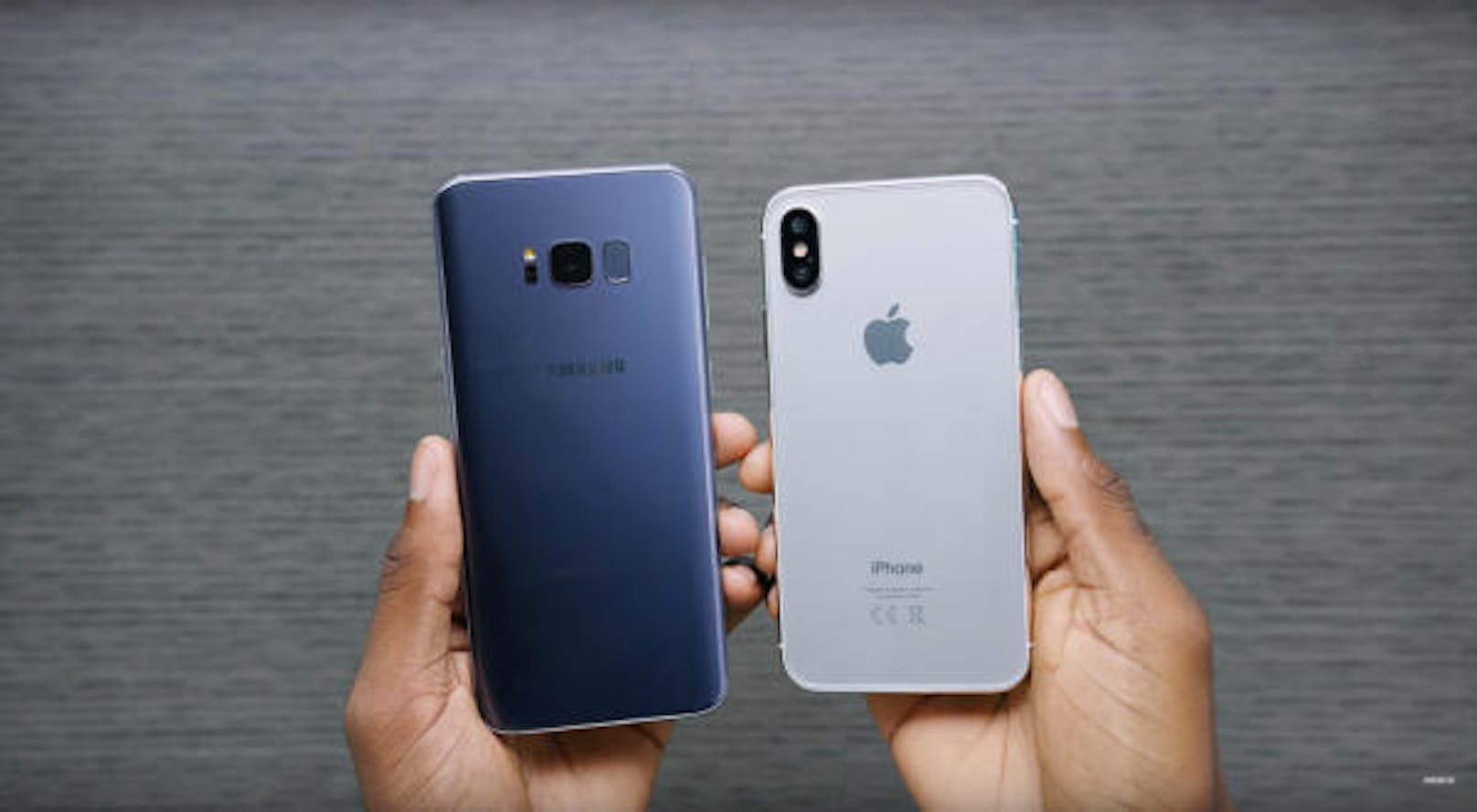 So gibt es Gerüchte, dass das kommende iPhone kabellos aufgeladen werden kann. Möglich wird das nur, wenn die Rückseite aus Glas ist, da sonst der Strom nicht fließen kann. Zum Vergleich das S8+ von Samsung mit Glasrückseite, das ebenfalls kabellos aufgeladen werden kann.