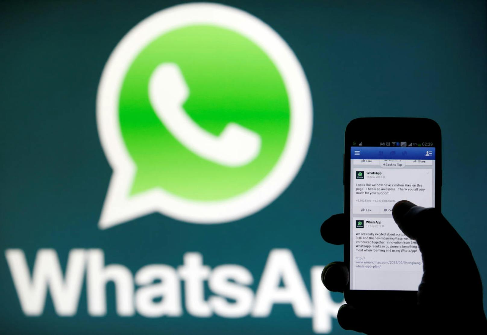 Der Facebook-Konzern, der WhatsApp für viel Geld übernommen hat, möchte mit dem Messenger künftig Geld verdienen.