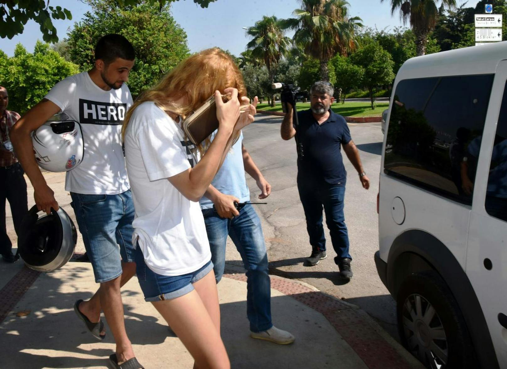 Zwei Studenten auf einem Motorrad wurden am 22. Juli 2017 in Antalya verhaftet. Ihr Verbrechen: die weißen T-Shirts mit der Aufschrift "Hero", die sie trugen.
