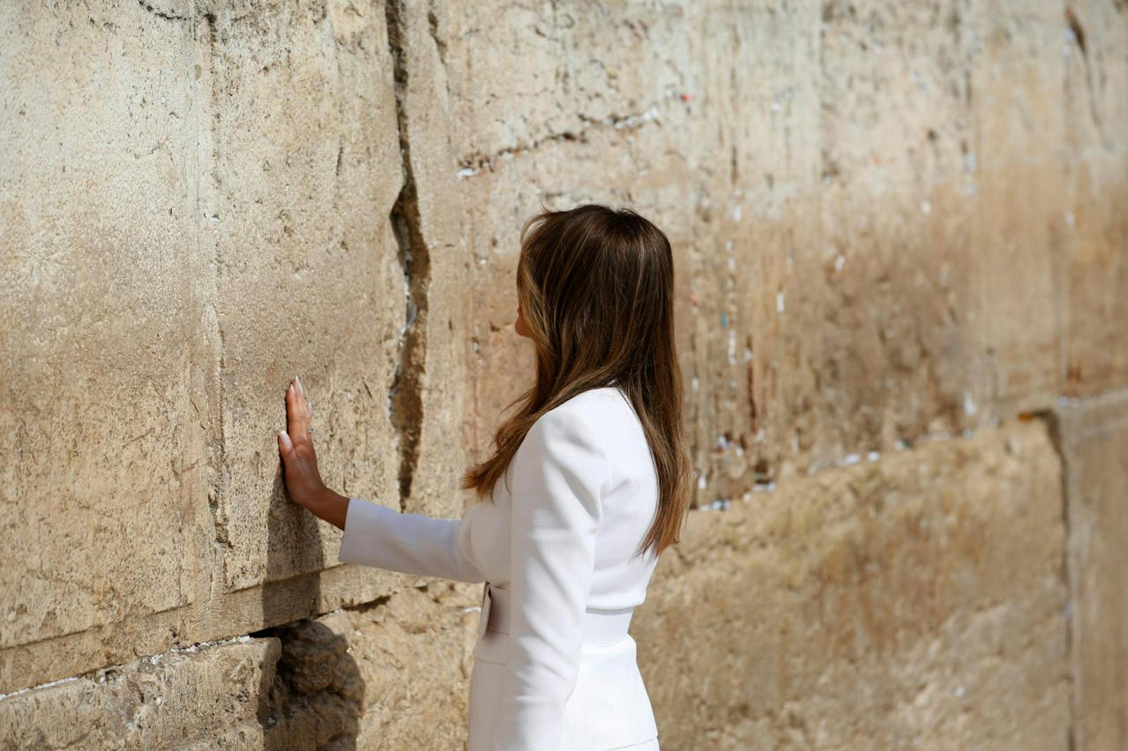 First Lady Melania Trump berührt die Klagemauer in Jerusalem.
