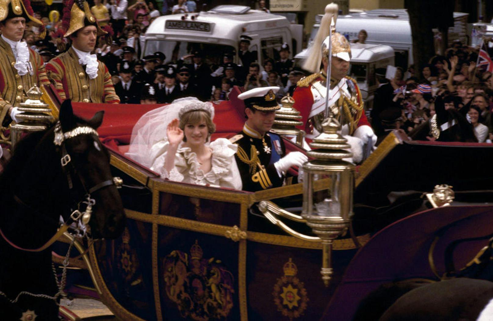 Prinz Charles und Prinzessin Diana in einer Kutsche anlässlich ihrer Hochzeit in London am 29. Juli 1981.