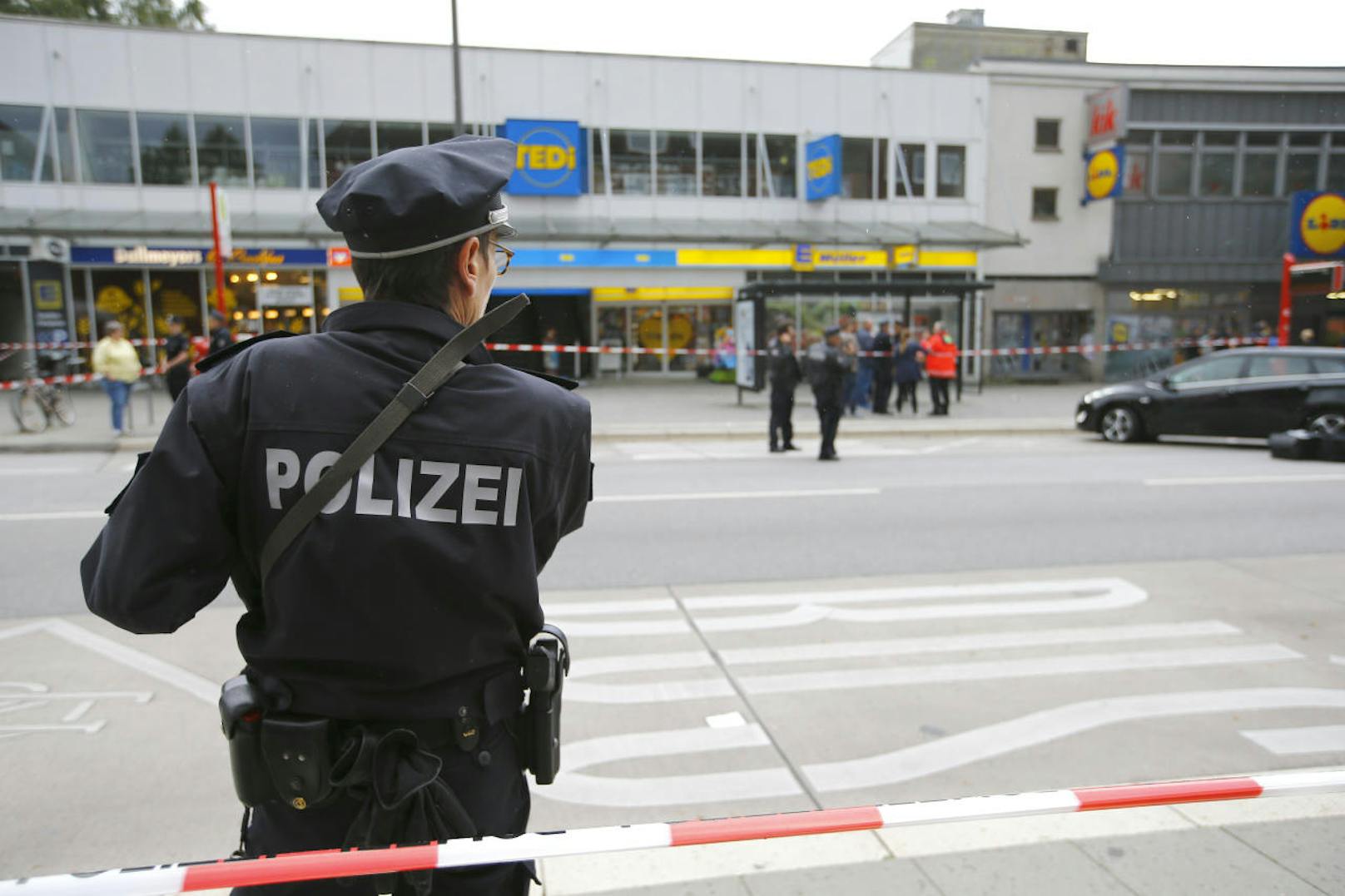 Ein Angreifer stach auf Kunden eines Hamburger Supermarkts ein. Er wurde festgenommen.