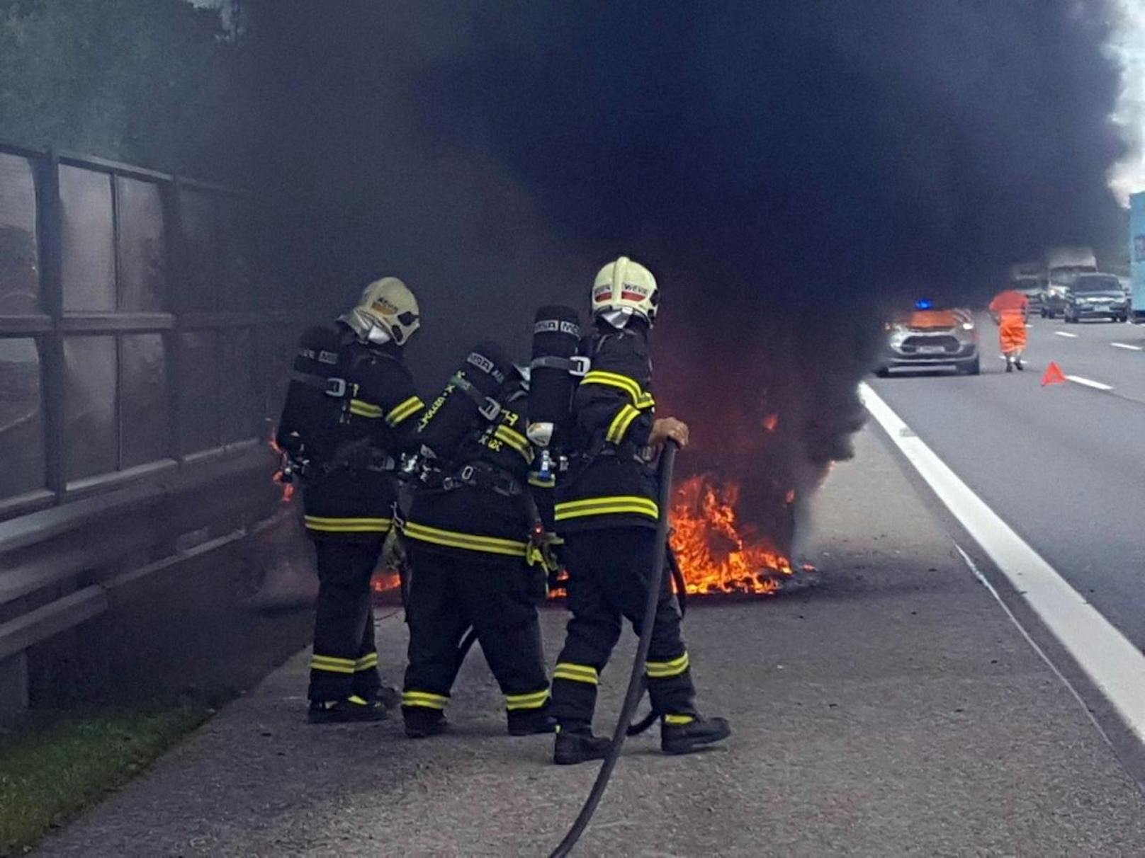 Ein Atemschutztrupp der Feuerwehr St. Pölten-Stadt löschte die Flammen.