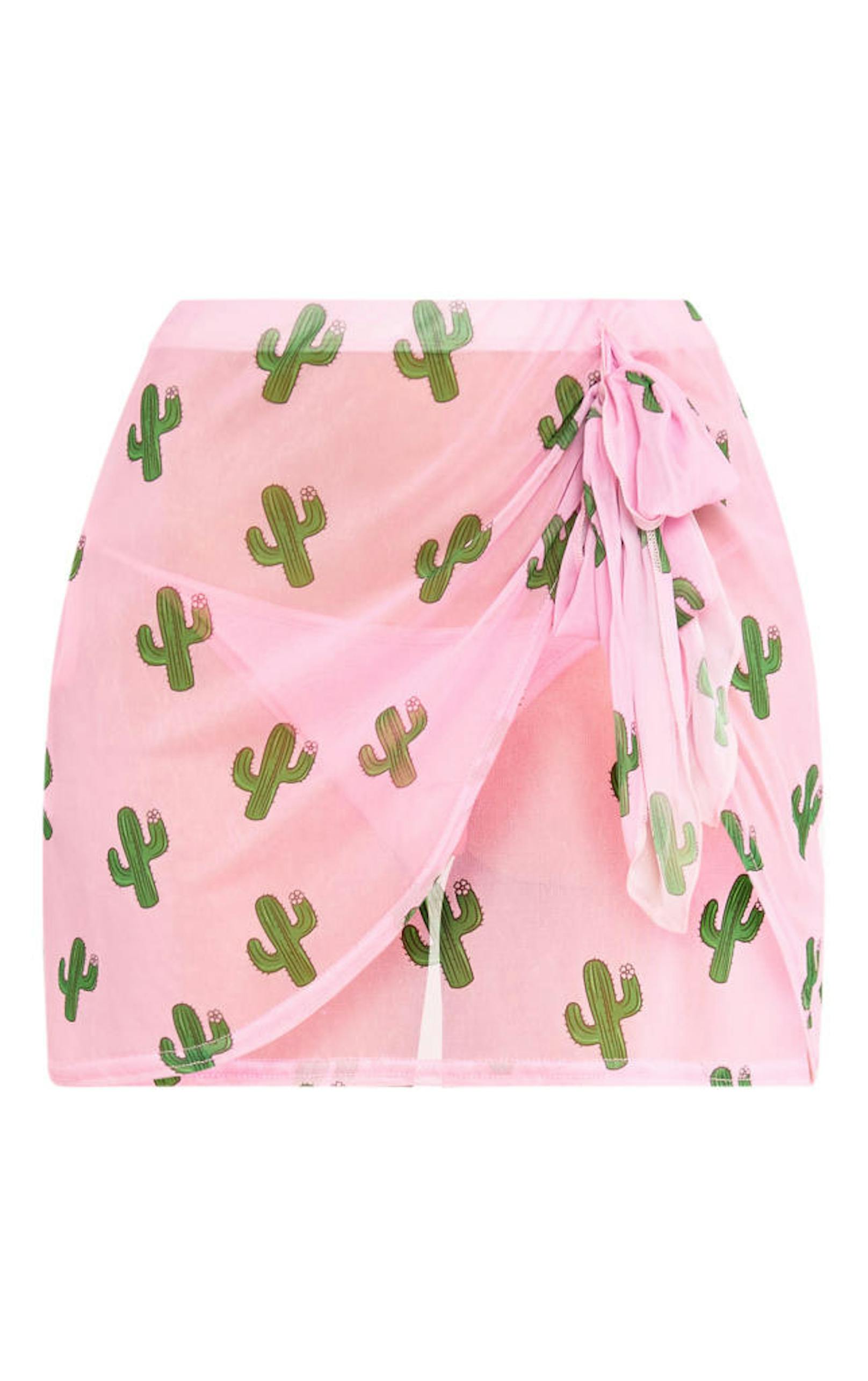 Pareo für den Strand - süßer Kaktus Print auf Pink. Gesehen bei Pretty Little Thing.