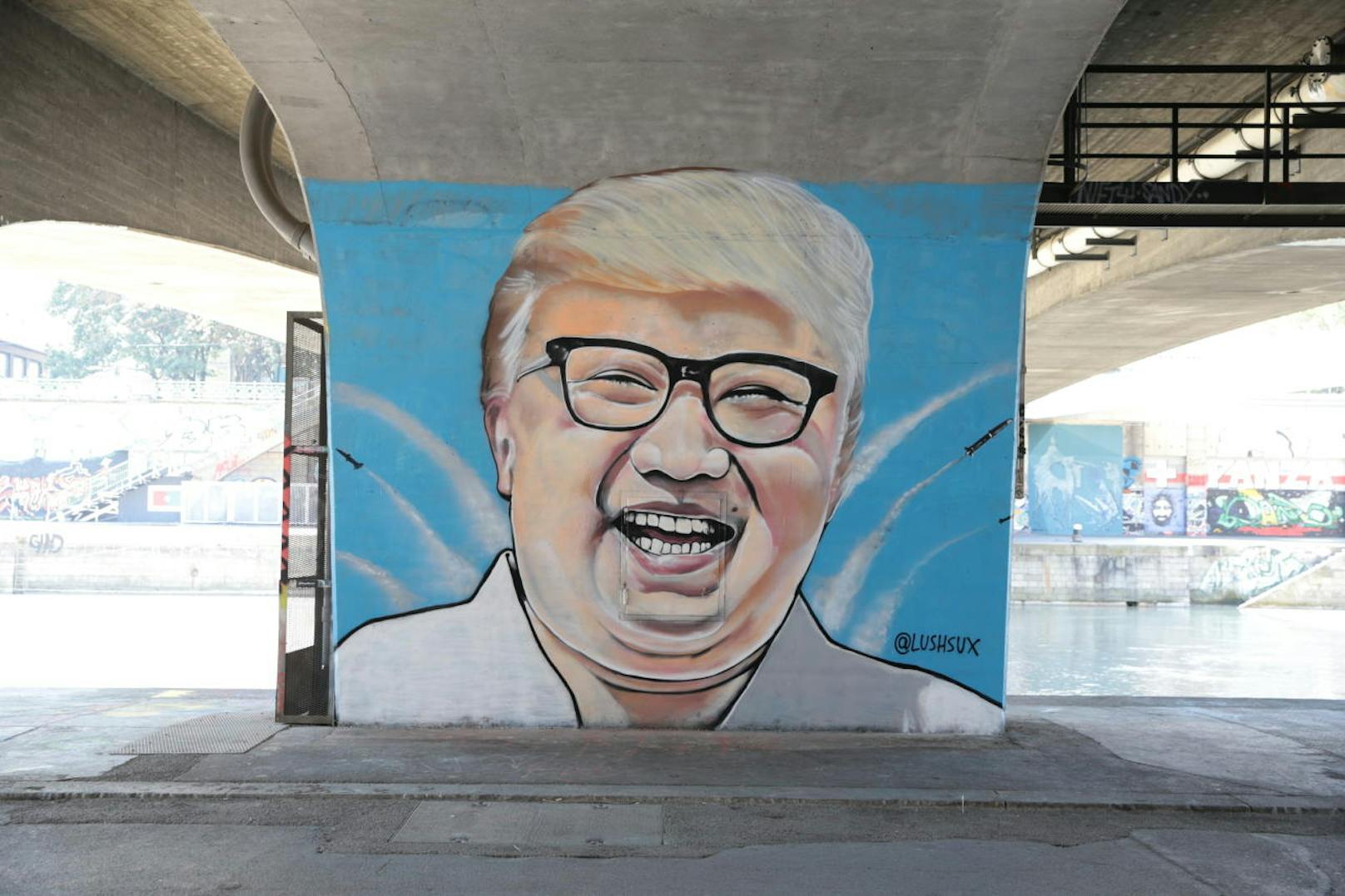 Kim mit Trump-Welle auf einem Pfeiler