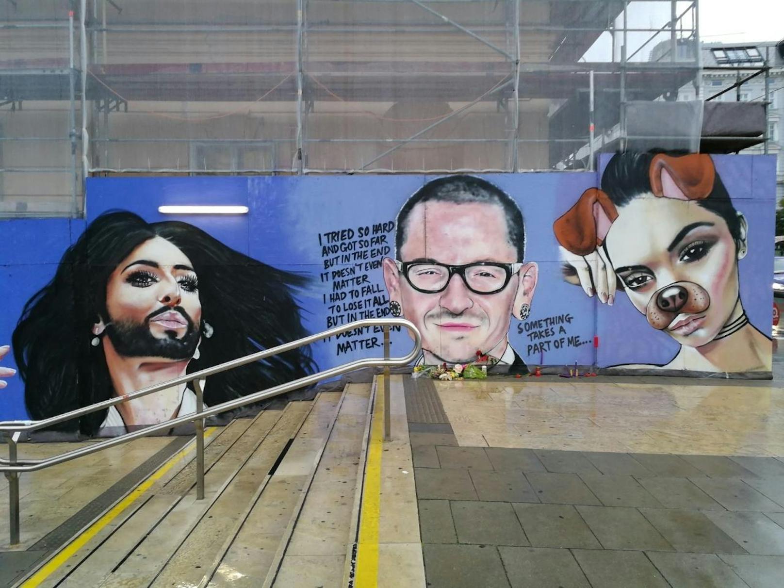 Der Australische Streetart-Künstler Lush Sux tobte sich auf einer Bauwand beim Wiener Museumsquartier mit fünf überdimensionalen Portraits aus. Das Neueste: Der kürzlich verstorbene Chester Bennington