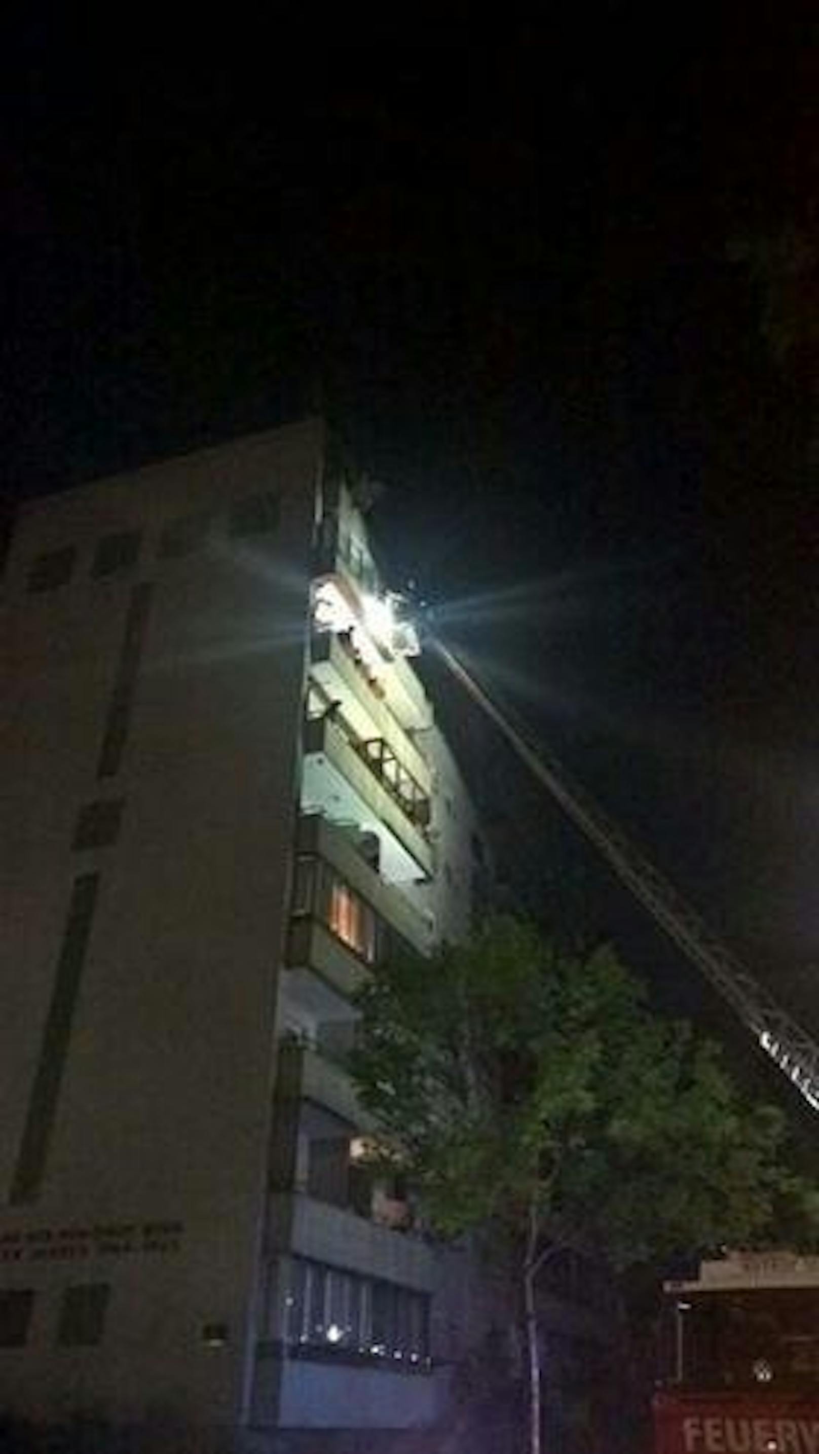 Gegen Mitternacht rückte die Feuerwehr aus und versuchte in die betroffene Wohnung, im obersten Stockwerk, einzudringen. Ohne Erfolg. Eine Sicherheitstüre erschwerte ihr Vorhaben.