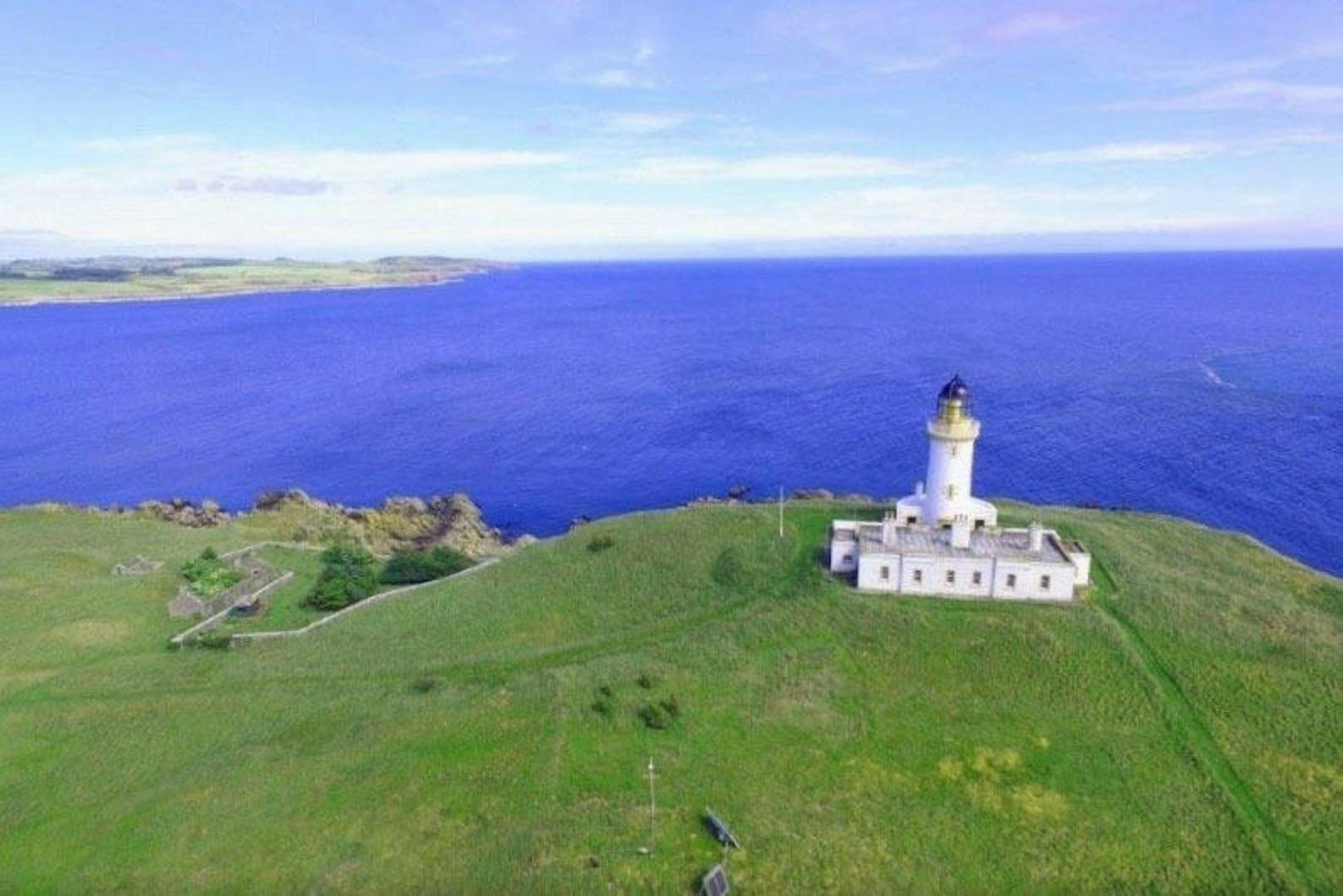 Zwar kann eines der Highlights der Insel - der 1843 in Betrieb gegangene und heute automatisch funktionierende Leuchtturm - nicht erworben werden, dafür gibts die dazugehörige Leuchtturmwärter-Unterkunft dazu.