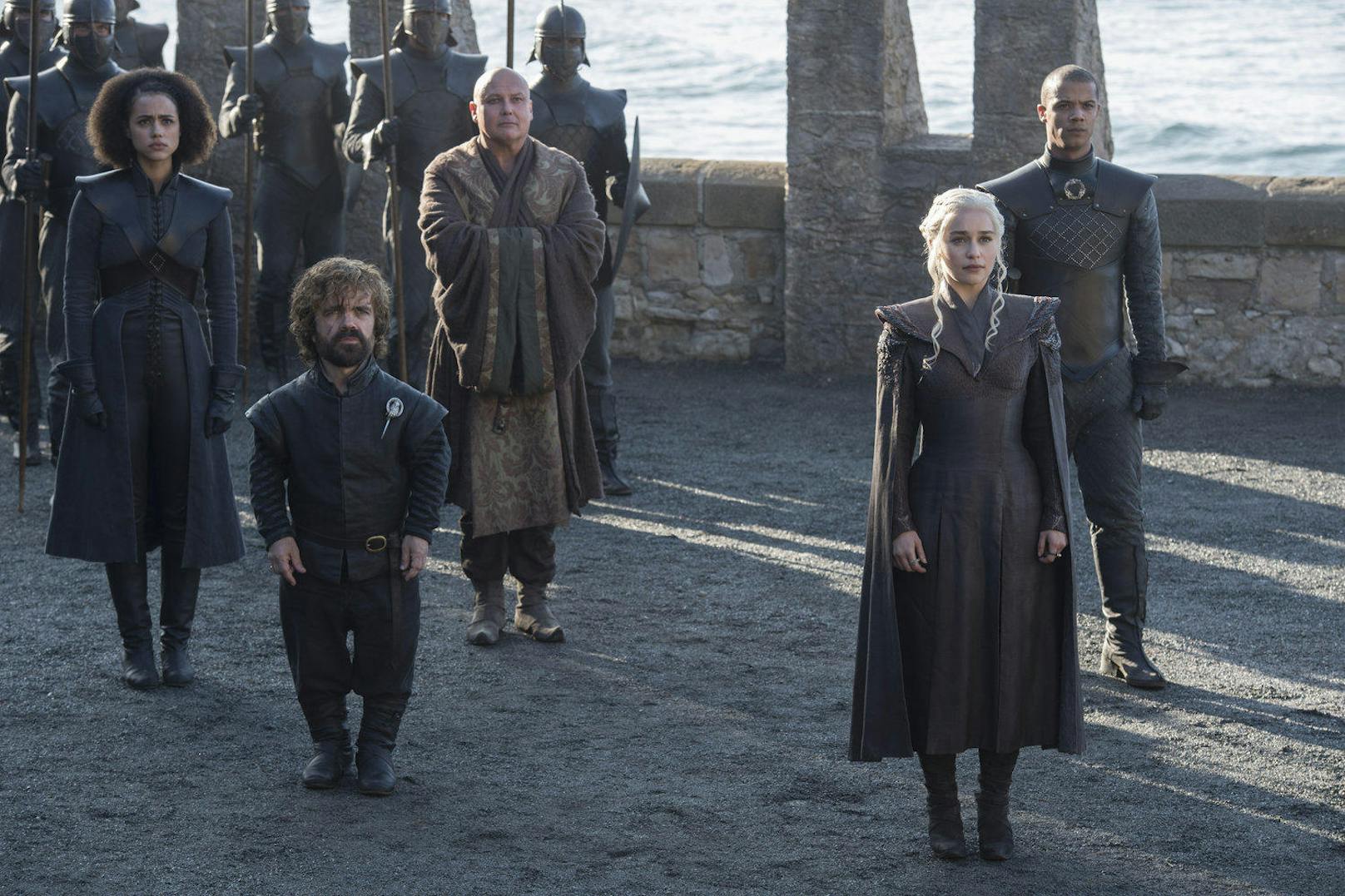 Missandei (Nathalie Emmanuel), Tyrion Lannister (Peter Dinklage), Varys (Conleth Hill), Daenerys Targaryen (Emilia Clarke) und Grey Worm (Jacob Anderson).