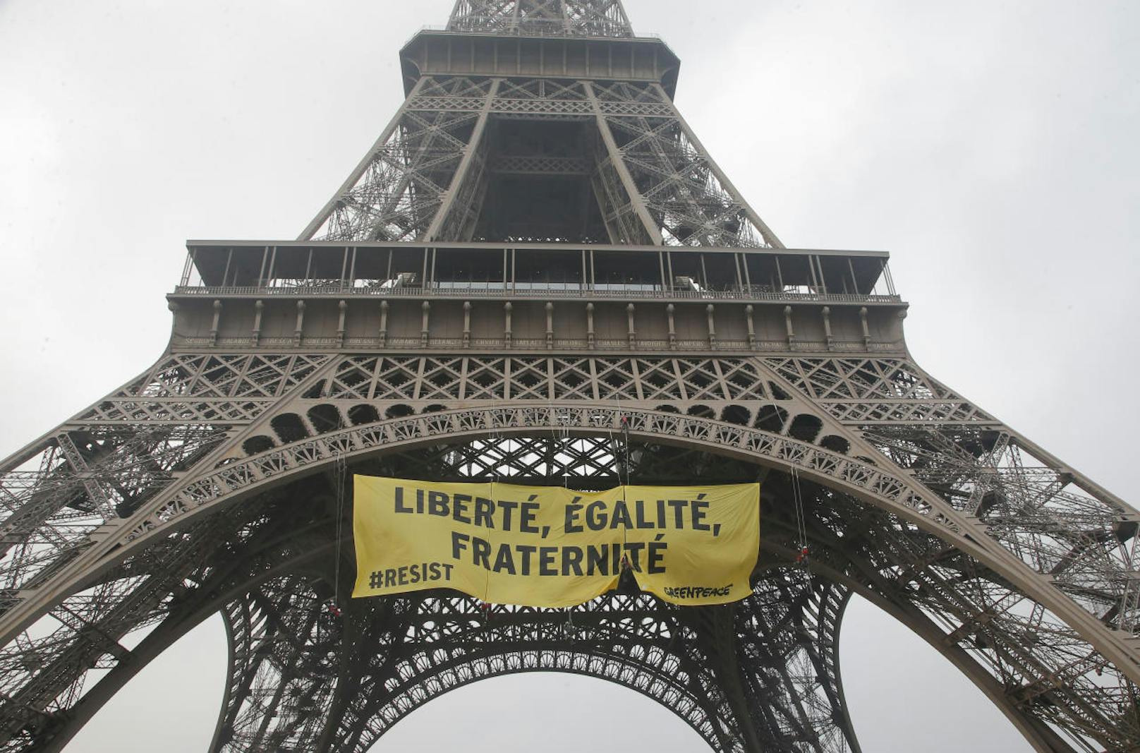 Greenpeace-Aktivisten brachten das riesige Transparent gegen den Front National am Eiffenturm an