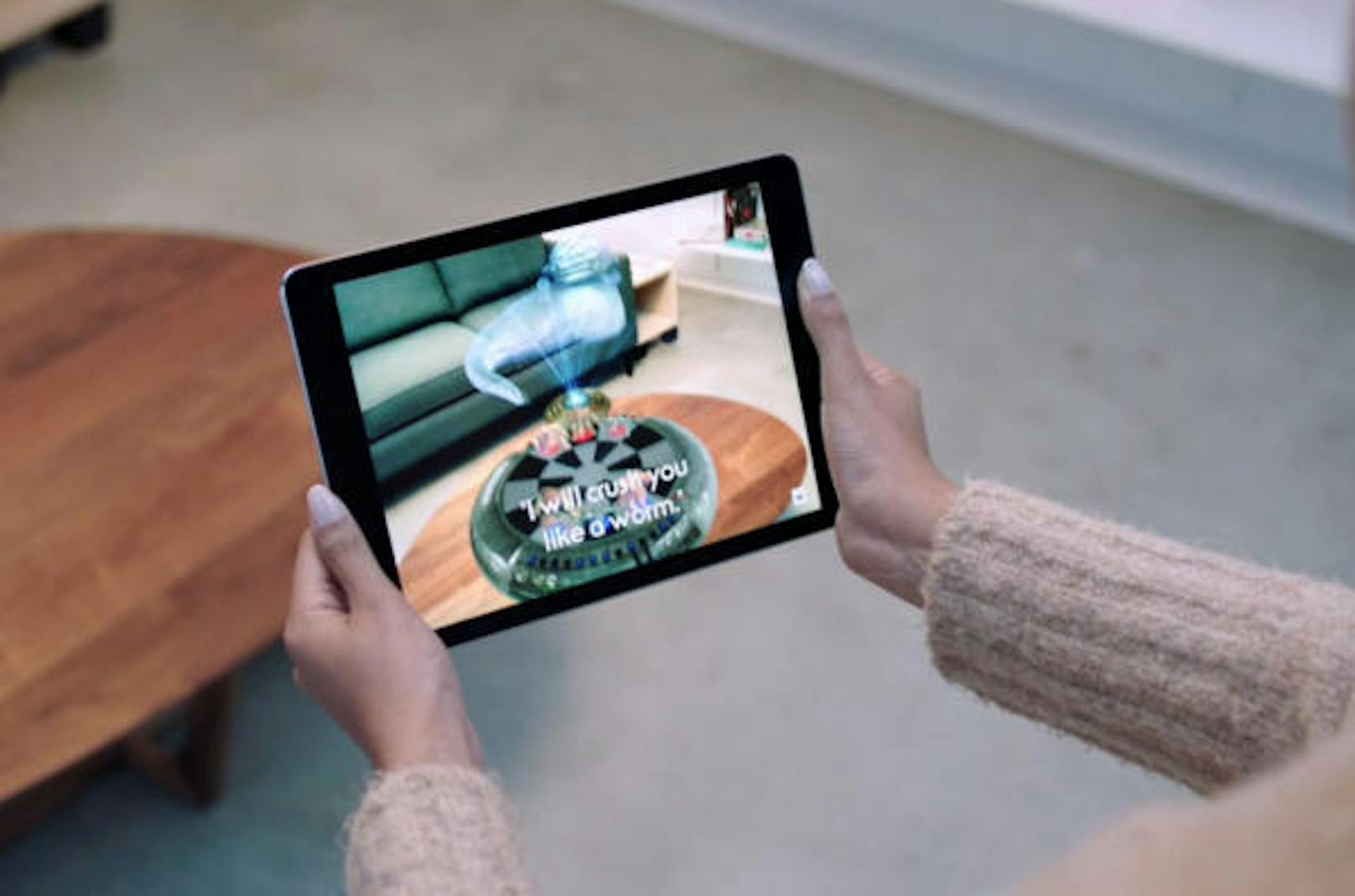 <b>Augmented Reality:</b> iOS 11 lässt die Realitäten verschmelzen. Mit dem sogenannten ARKit hat Apple den Entwicklern eine Umgebung für Augmented-Reality-Apps zur Verfügung gestellt. So lassen sich virtuelle Objekte im Raum positionieren. Das hat großes Potenzial. Neue Games, ein virtuelles Maßband auf dem iPhone? Alles kein Problem.