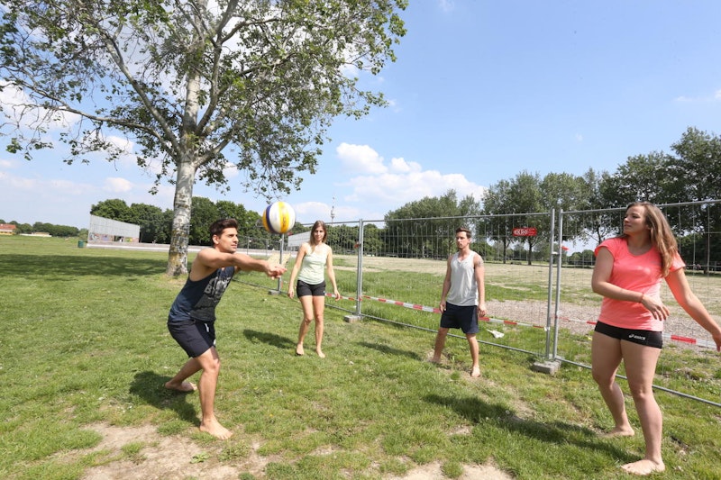 Ausgesperrt: Arman (23), Lisa (34), Daniel (29) und Janice (28) kämpfen für ihre Beachvolleyball-Plätze.