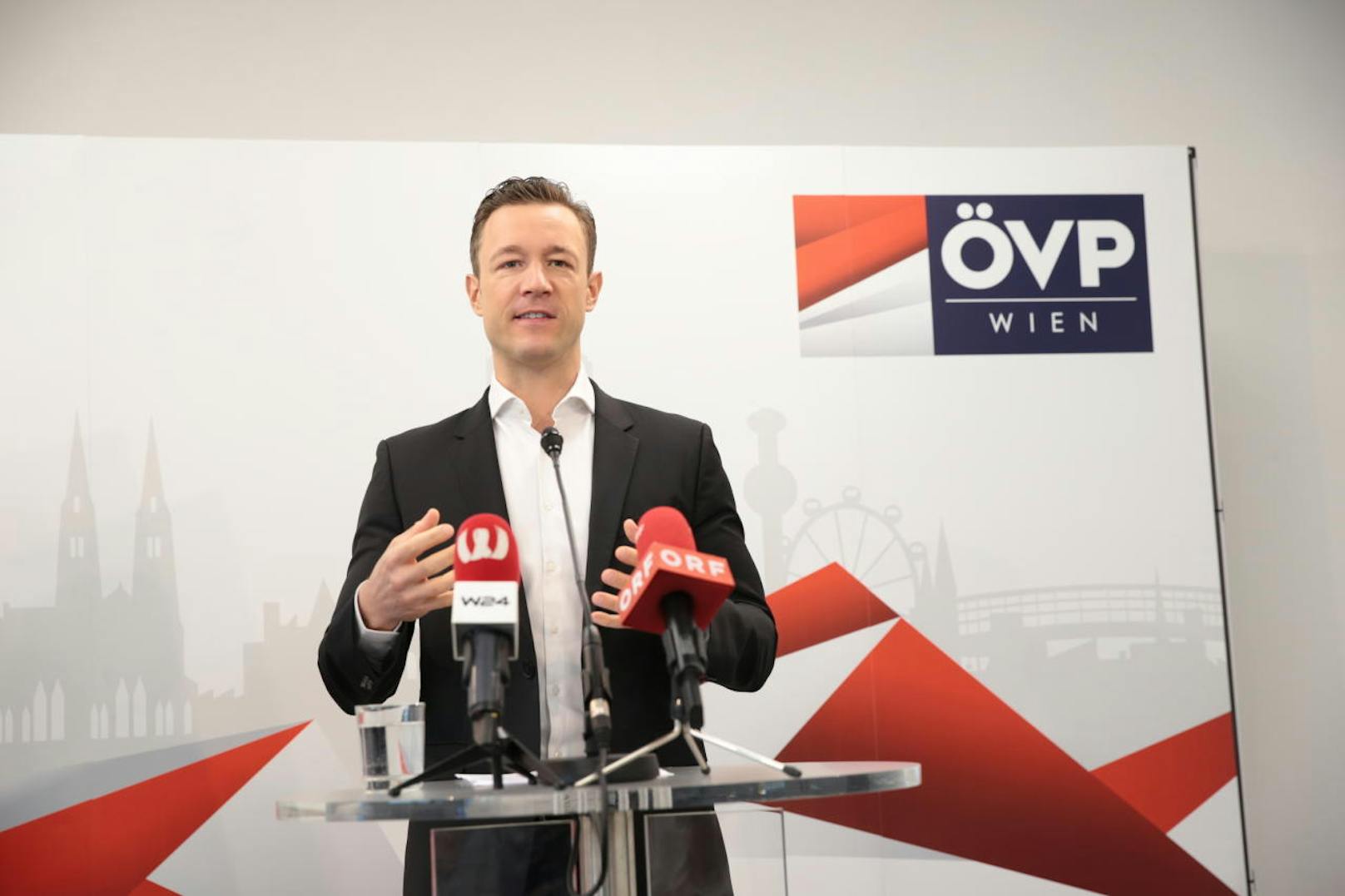 ÖVP-Landesparteiobmann Gernot Blümel will noch diese Woche im Wiener Gemeinderat einen Neuwahlantrag einbringen, das verkündete er am Montag in einer Pressekonferenz.