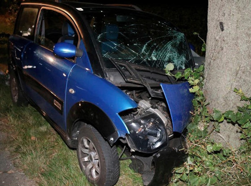 Pensionist krachte auf der B1 bei Tull in einen Baum.