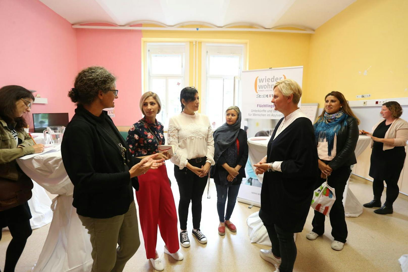 Stadträtin Sandra Frauenberger zu Besuch im Frauenraum. Hier lernen die Frauen, "Nein" zu sagen.