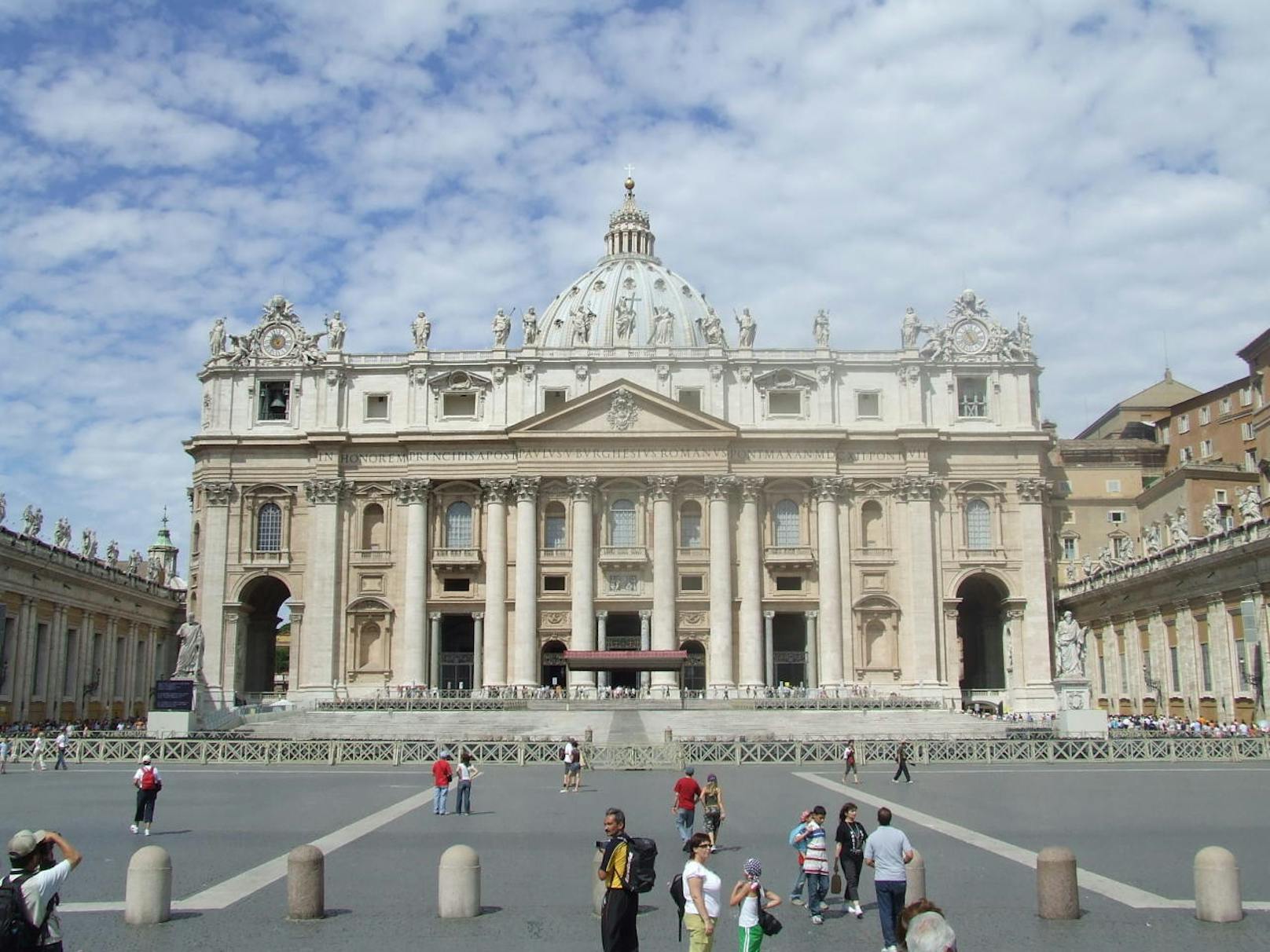<b>Petersdom in Rom:</b>
Der Petersdom fasst bis zu 20.000 Menschen und seine Geschichte reicht zurück bis ins fünfte Jahrhundert.